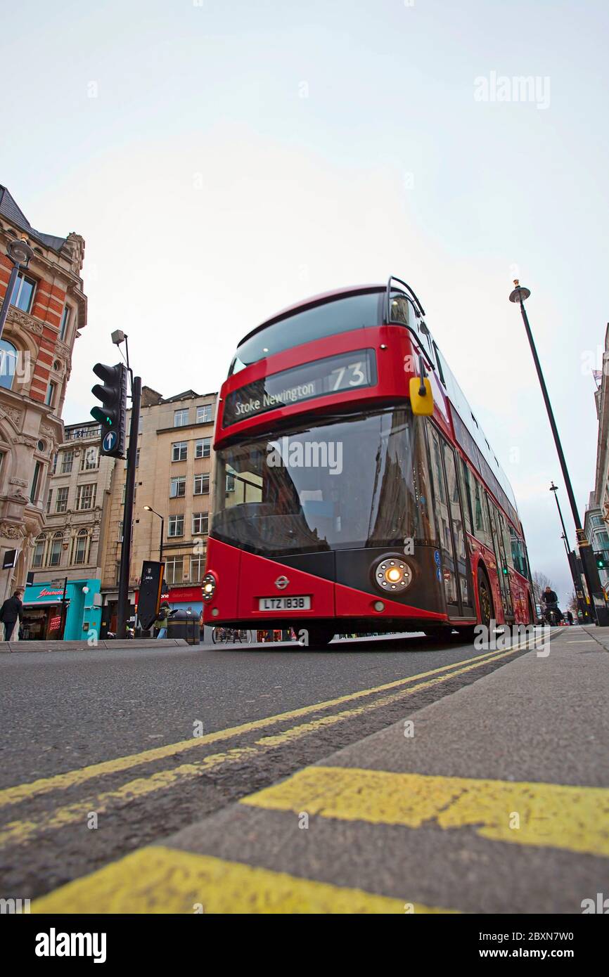 73 Red London bus, Oxford St, Soho, Londres, Royaume-Uni Banque D'Images