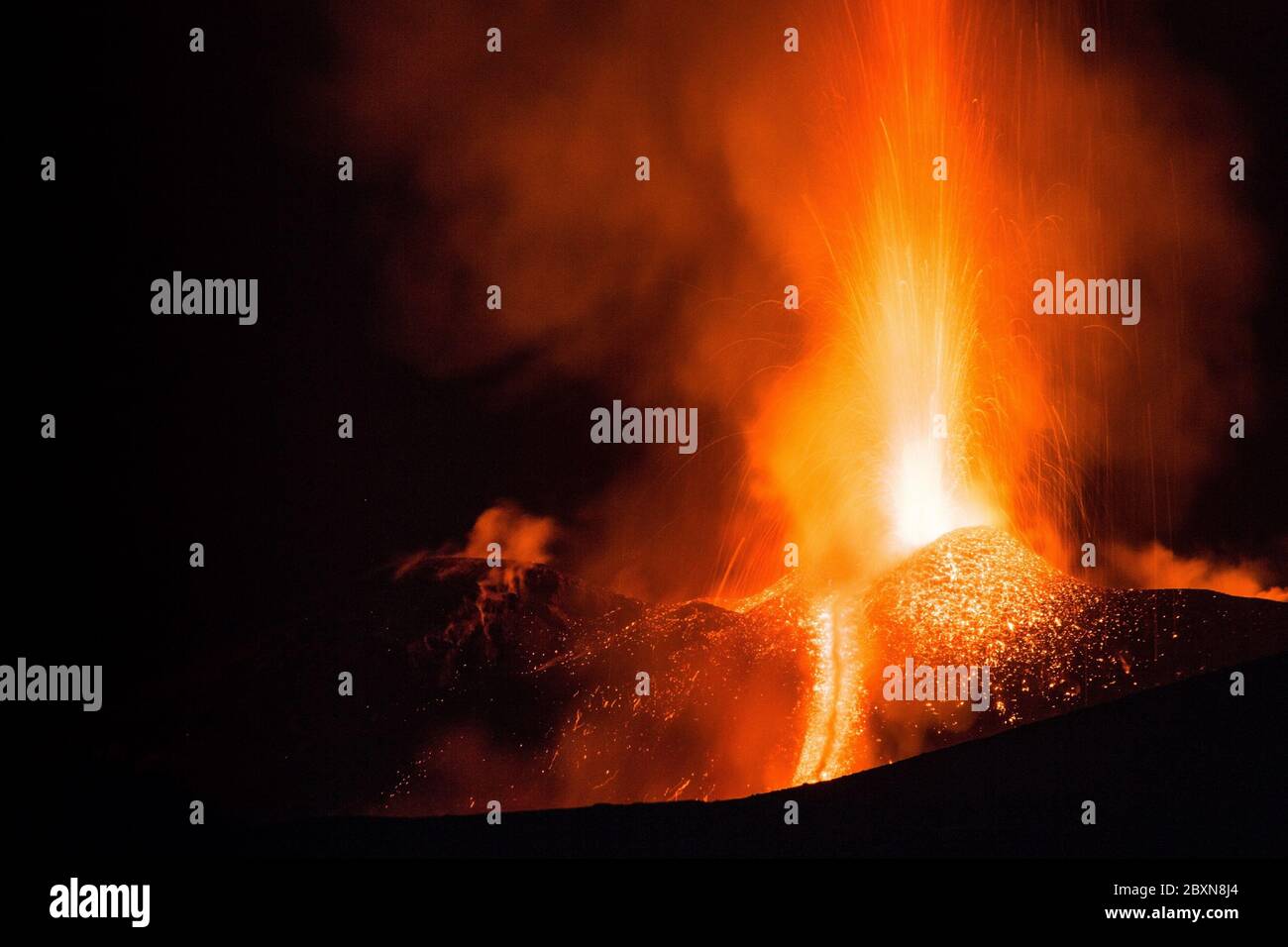 Éruption de l'Etna avec écoulement de lave - aventures en Sicile Banque D'Images