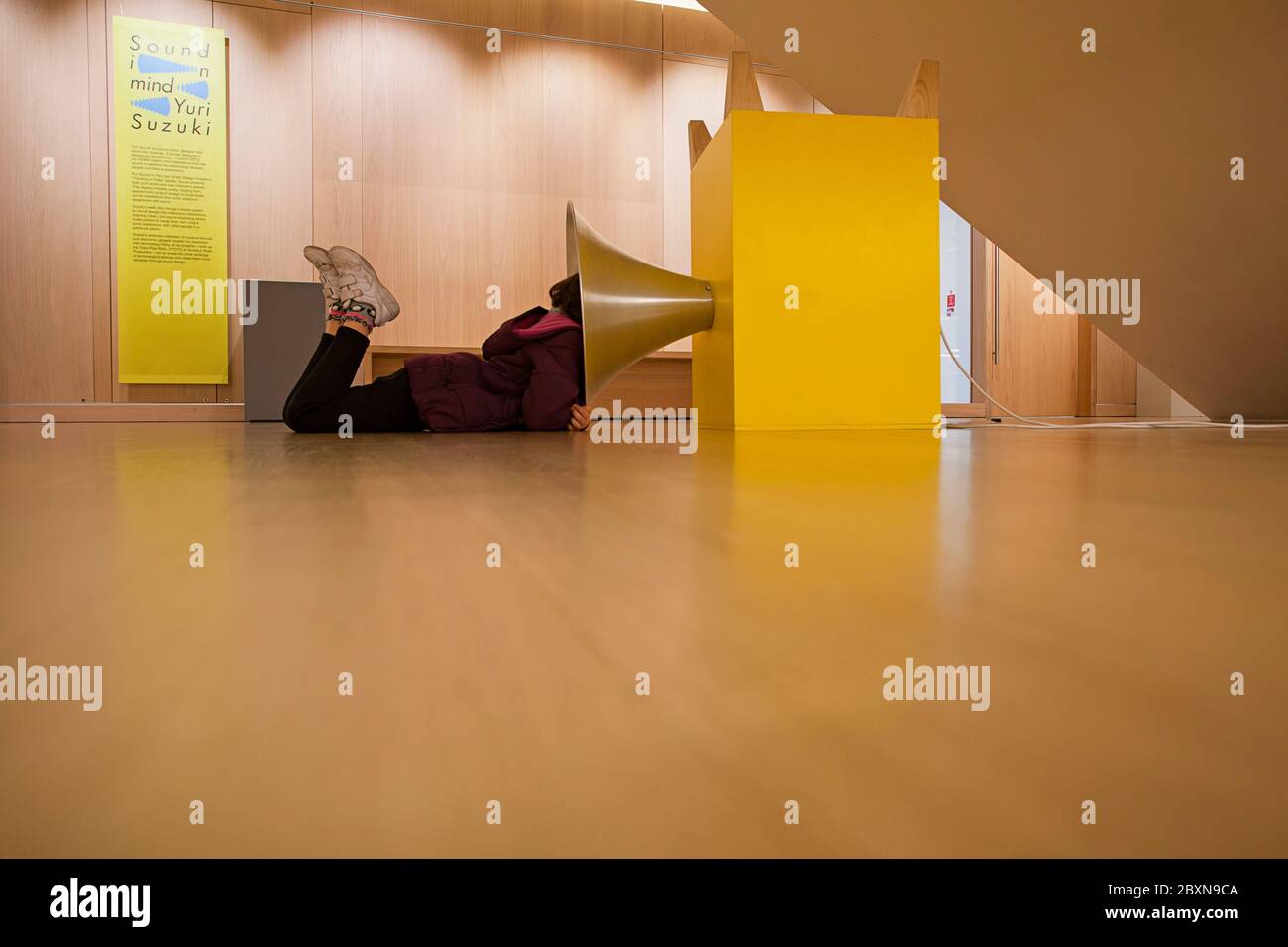 Fille avec la tête dans un conférencier, The Design Museum, Londres Banque D'Images
