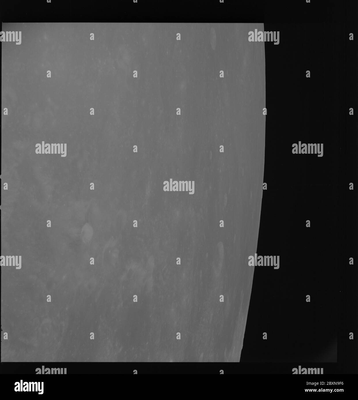 AS08-17-2797 - Apollo 8 - image de mission Apollo 8, membre de la Lune; portée et contenu: La base de données originale décrit ceci comme: Description: Apollo 8, membre de la Lune. Image prise sur Revolution 8. Latitude 2 degrés Sud, longitude 58 degrés est. Mode d'inclinaison Camara : oblique élevé (HO). Direction : vers l'avant. Angle du soleil de 32 degrés. Original film Magazine a été étiqueté C. données de l'appareil photo: 70mm Hasselblad. F-Stop: F/5.6; vitesse d'obturation: 1/250; objectif 80mm; Type de film: KODAK SO-3400 Noir et blanc,ASA 40. Autres couverture photographique : Lunar Orbiter 1 (LO I) 54, Lunar Orbiter 4 (LO IV) 39, 40, 46, 47,177, 184, 185. Décembre Banque D'Images