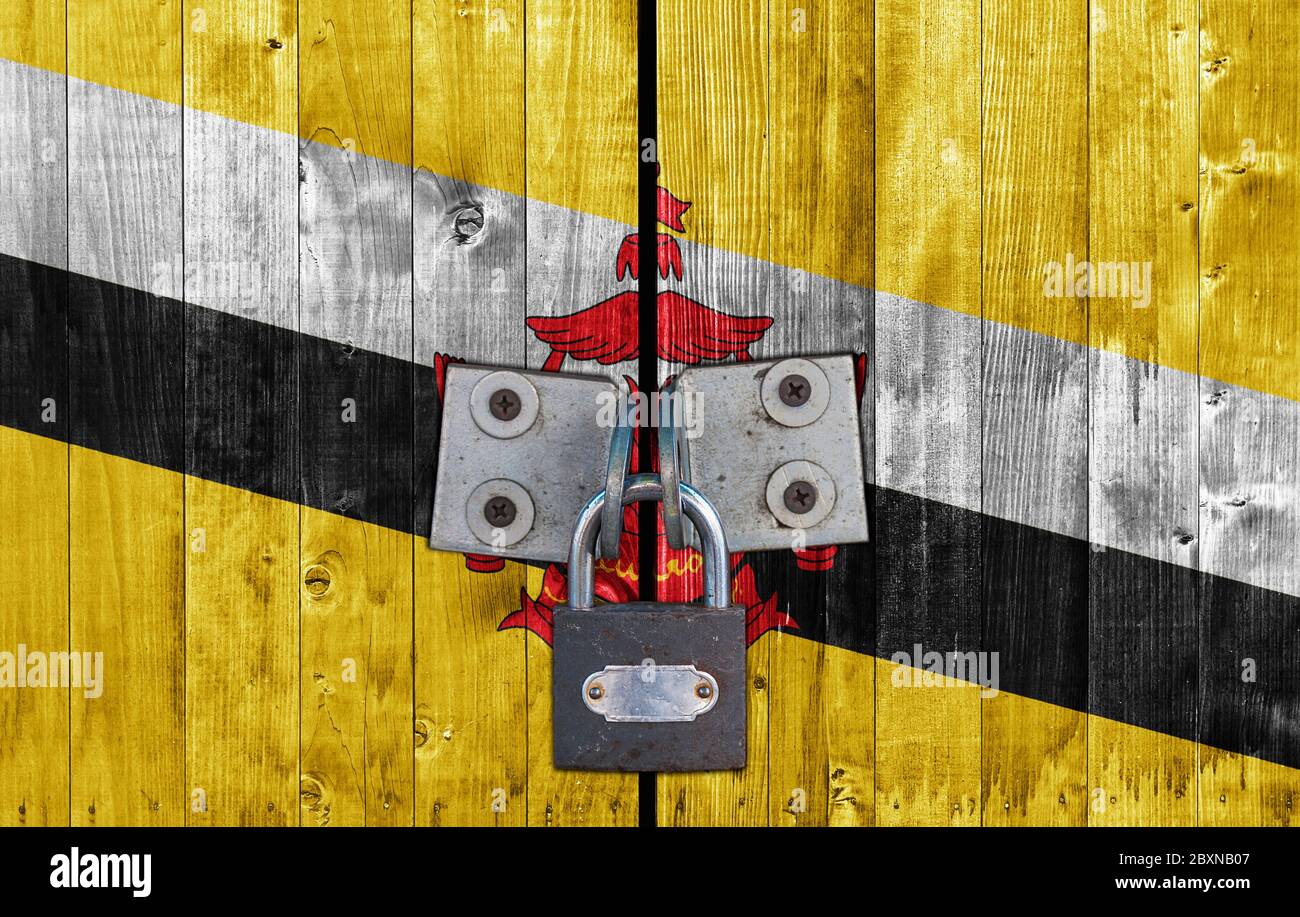 Drapeau Brunei sur la porte avec cadenas Banque D'Images