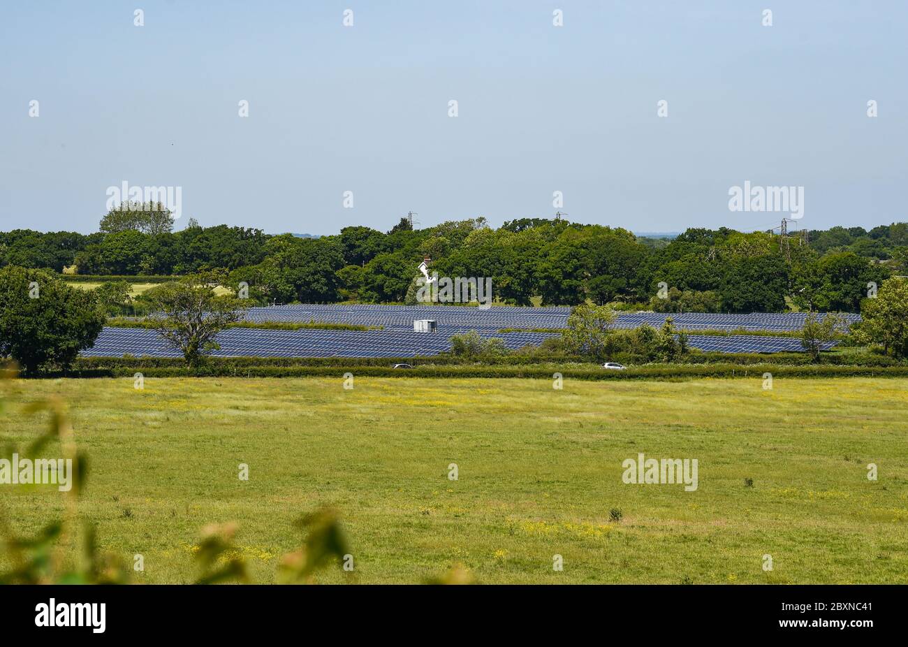 Solar Panel Farm à côté du réservoir Arlington près d'Eastbourne East Sussex UK Sussex UK photo prise par Simon Dack Banque D'Images