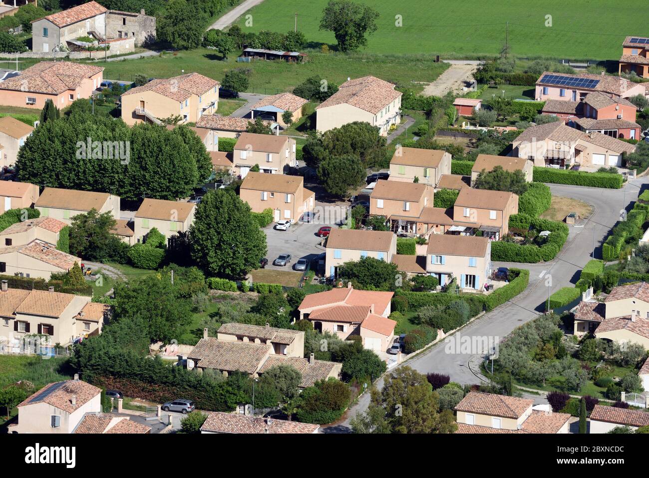 Vue aérienne de l'habitation moderne, maisons individuelles ou villas dans le sud de la France Banque D'Images