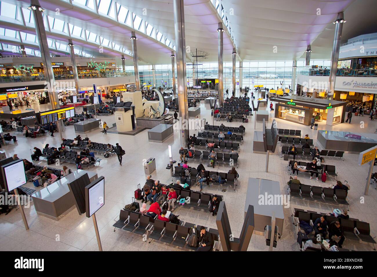 À l'intérieur du terminal des départs de l'aéroport de Londres Heathrow, Londres, Royaume-Uni Banque D'Images