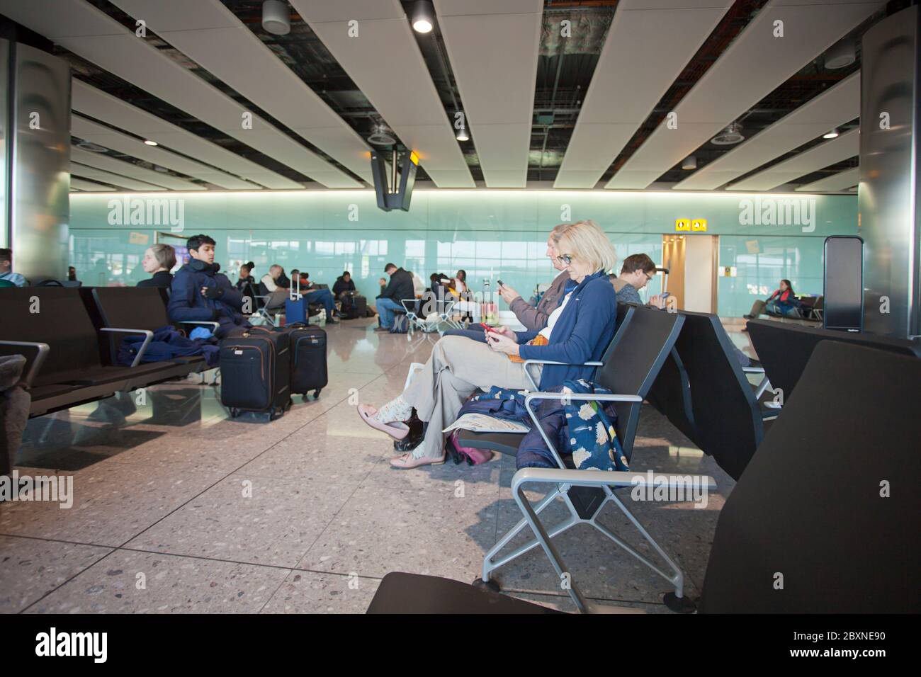 À l'intérieur du terminal des départs de l'aéroport de Londres Heathrow, Londres, Royaume-Uni Banque D'Images