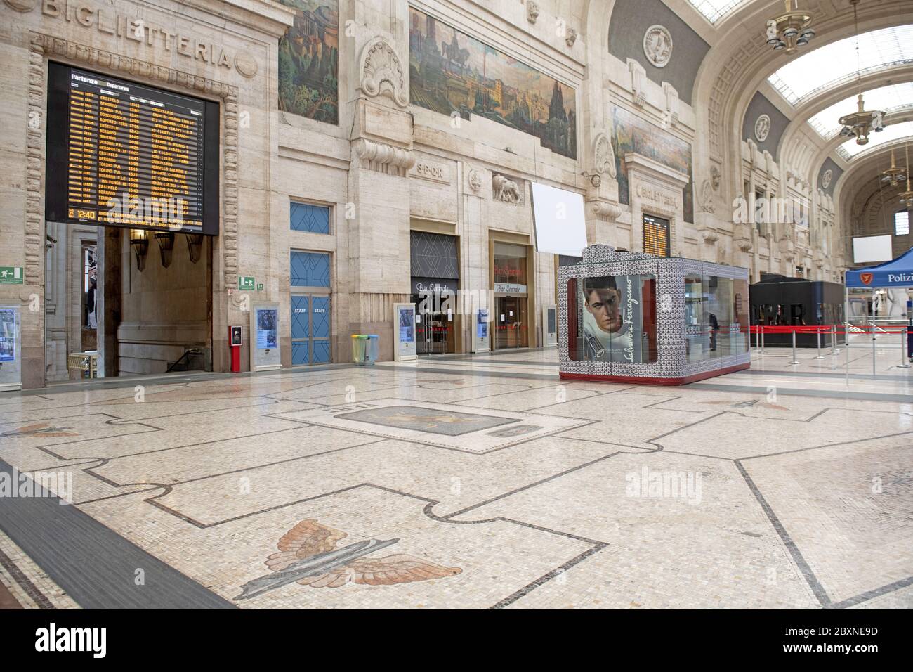 Vider la gare centrale pendant le confinement en raison de l'urgence du coronavirus, à Milan, Italie. Banque D'Images