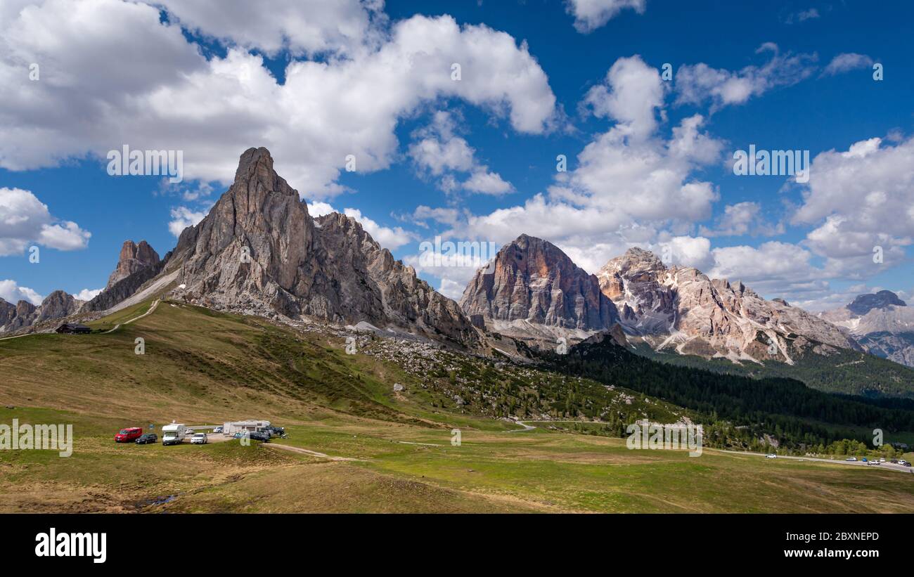 Vue panoramique sur le col de Giau (Cortina d'Ampezzo, Italie) avec chaîne de montagnes des dolomites sur fond bleu Banque D'Images