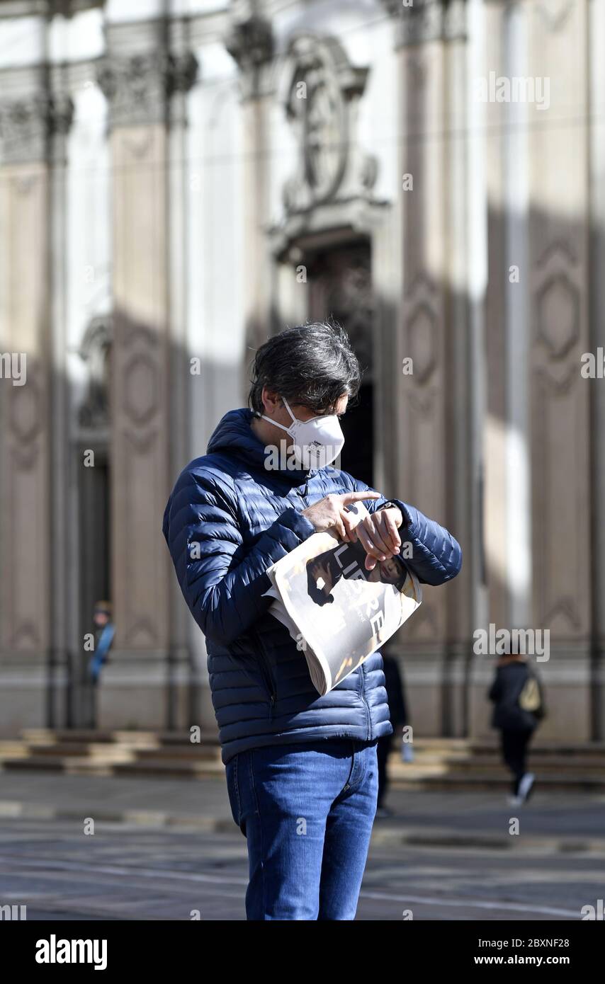 Homme portant un masque anti coronavirus , à Milan. Banque D'Images