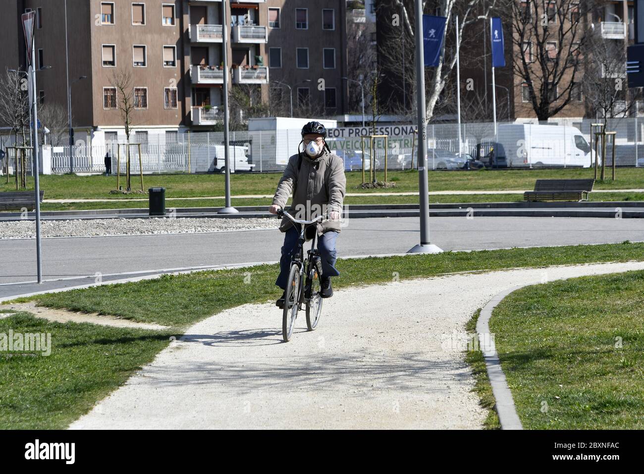 Cycliste portant un masque facial pendant l'urgence Covid-19, à Milan, en Italie. Banque D'Images