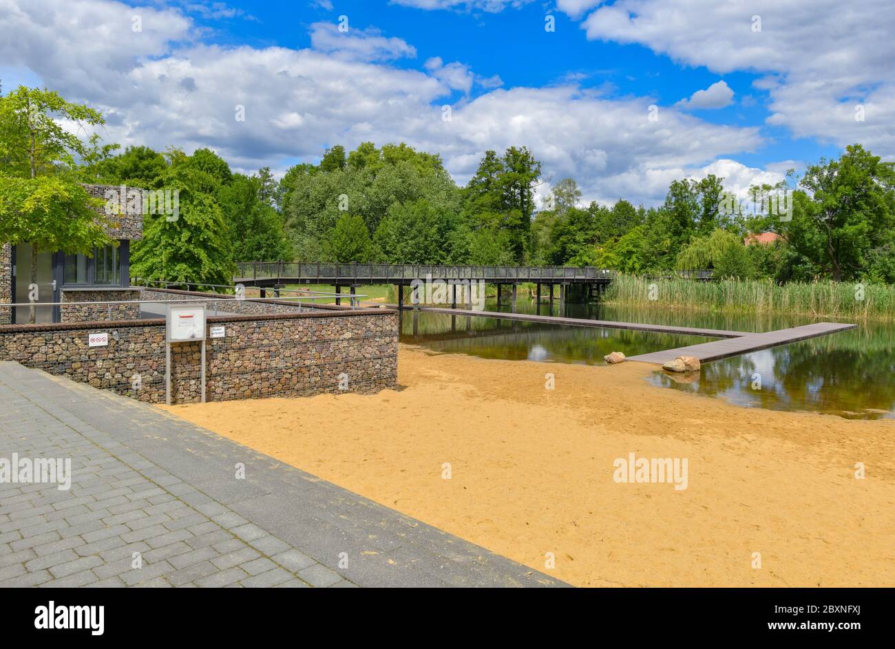 08 juin 2020, Brandebourg, Lübben: La zone de baignade 'Spreelagune Lübben'. Cette zone de baignade a échoué à un test récent de la qualité de l'eau des lacs et des rivières cette année. Celui qui est à la recherche de se rafraîchir dans les lacs, les rivières et les côtes allemands cet été peut se réjouit à la recherche d'une qualité d'eau principalement excellente. Seuls huit des 2291 sites de baignade allemands étudiés ont échoué cette année à l'évaluation annuelle car trop de bactéries douteuses avaient été découvertes dans l'eau. Photo: Patrick Pleul/dpa-Zentralbild/dpa Banque D'Images