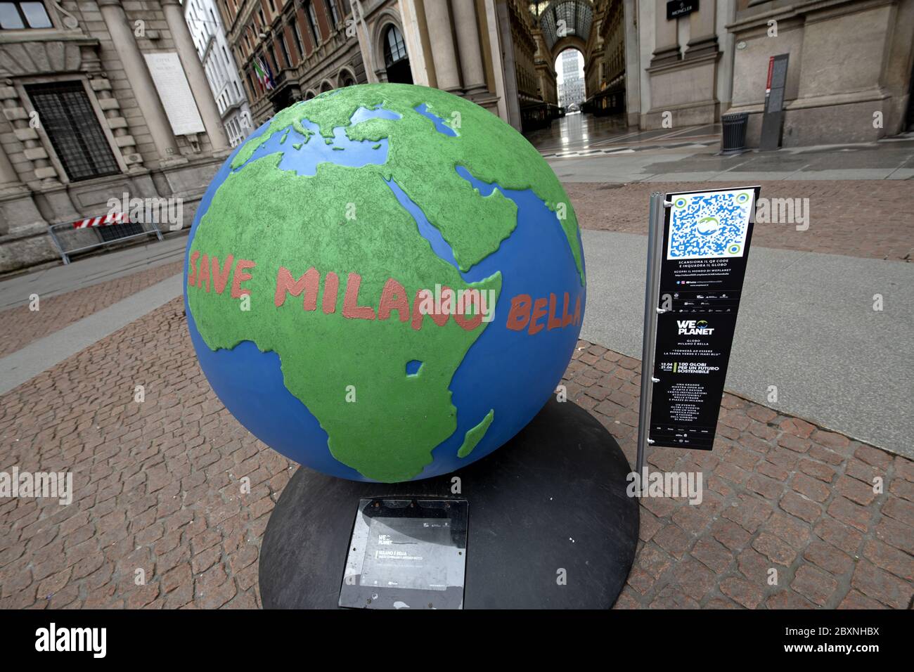 Un globe disant Save Milano Bella se trouve dans le centre-ville pendant le confinement dû à l'urgence Covid-19, à Milan, en Italie. Banque D'Images