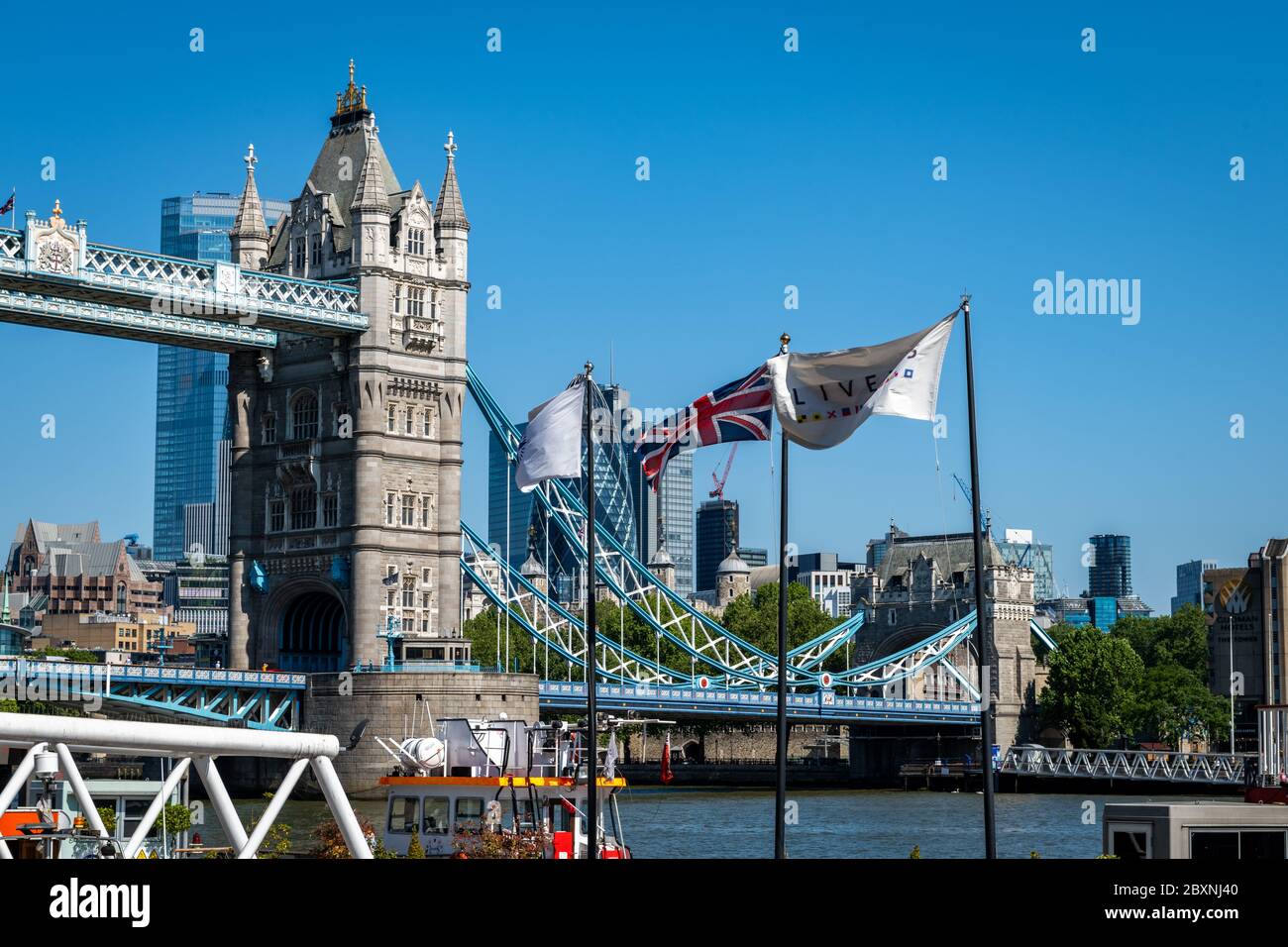 London Tower Bridge, vu depuis Butler's Wharf sur la rive sud de la Tamise. Banque D'Images