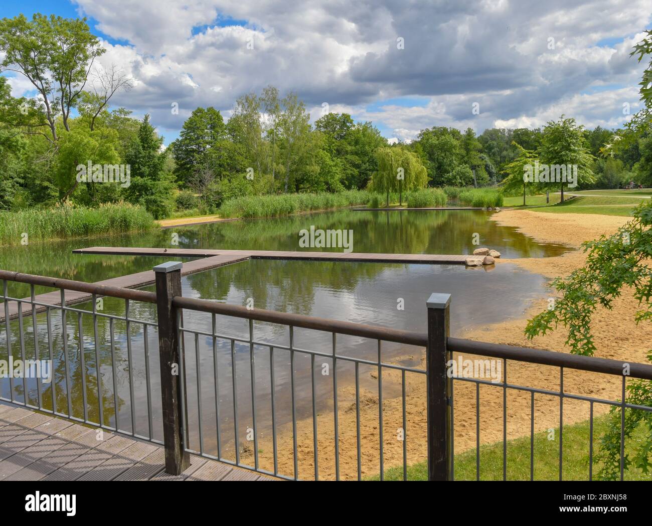 08 juin 2020, Brandebourg, Lübben: La zone de baignade 'Spreelagune Lübben'. Cette zone de baignade a échoué à un test récent de la qualité de l'eau des lacs et des rivières cette année. Celui qui est à la recherche de se rafraîchir dans les lacs, les rivières et les côtes allemands cet été peut se réjouit à la recherche d'une qualité d'eau principalement excellente. Seuls huit des 2291 sites de baignade allemands étudiés ont échoué cette année à l'évaluation annuelle car trop de bactéries douteuses avaient été découvertes dans l'eau. Photo: Patrick Pleul/dpa-Zentralbild/dpa Banque D'Images