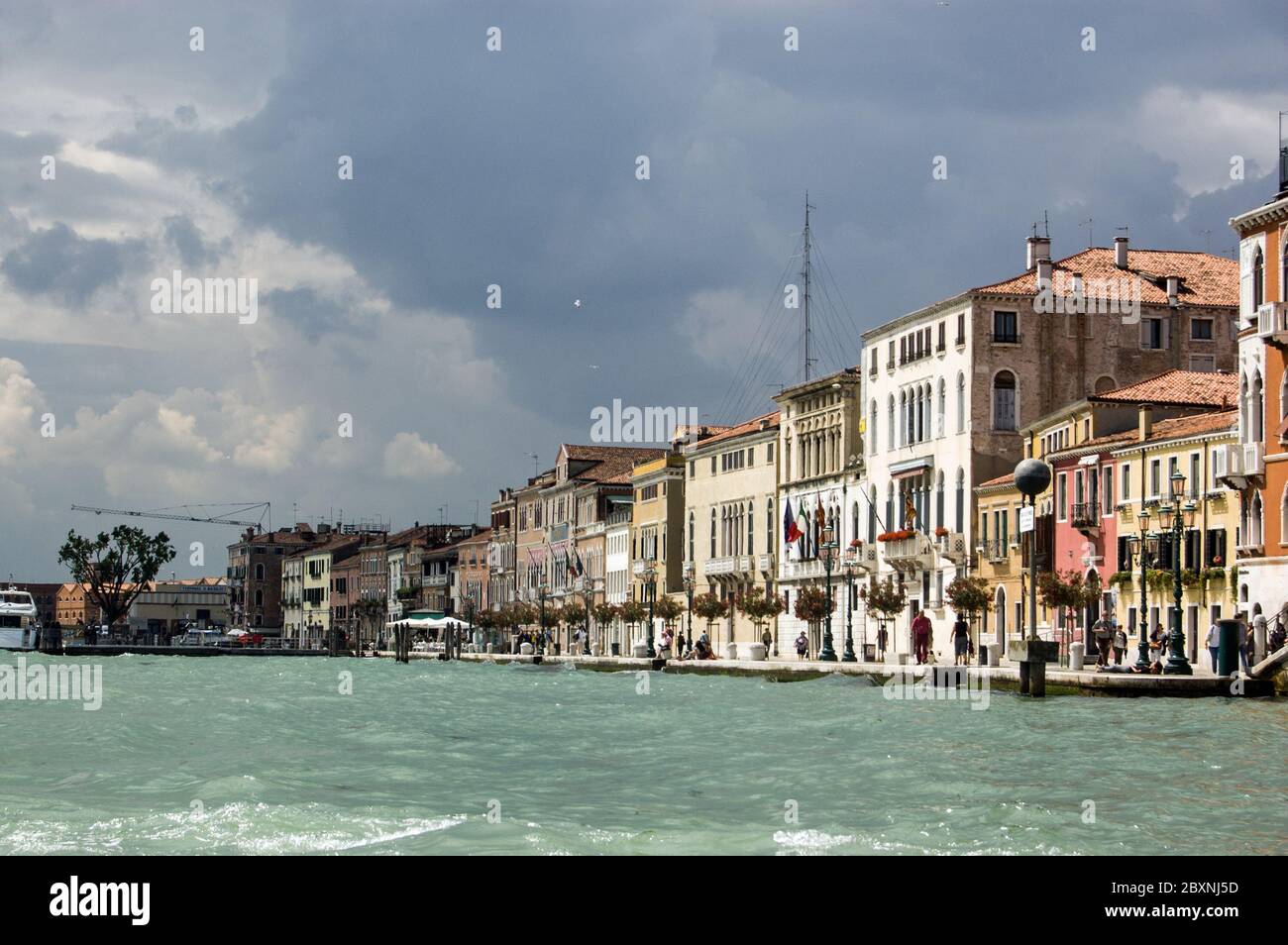 Venise, Italie - 9 juin 2011 : vue sur le quai connu sous le nom de Zattere, Venise. En bordure du canal Giudecca avec des nuages de tempête au loin. Banque D'Images