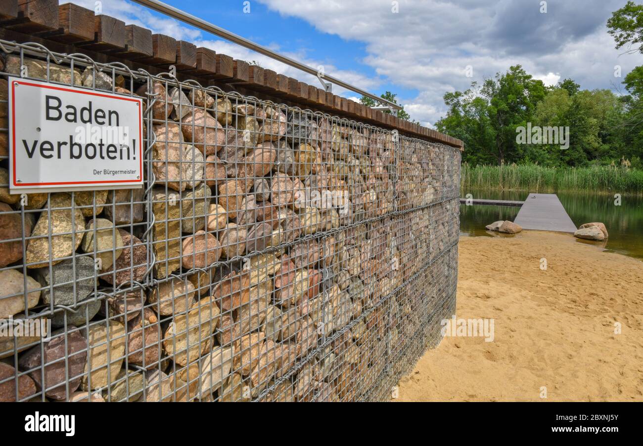 08 juin 2020, Brandebourg, Lübben: Un signe avec l'inscription 'pas de baignade! Le Bürgermeister se trouve devant la zone de baignade 'Spreelagune Lübben'. Cette baignade a échoué cette année à un test récent de la qualité de l'eau des lacs et des rivières. Celui qui est à la recherche de se rafraîchir dans les lacs, les rivières et les côtes allemands cet été peut se réjouit à la recherche d'une qualité d'eau principalement excellente. Seuls huit des 2291 sites de baignade allemands étudiés ont échoué cette année à l'évaluation annuelle car trop de bactéries douteuses avaient été découvertes dans l'eau. Photo: Patrick Pleul/dpa-Zentralbild Banque D'Images