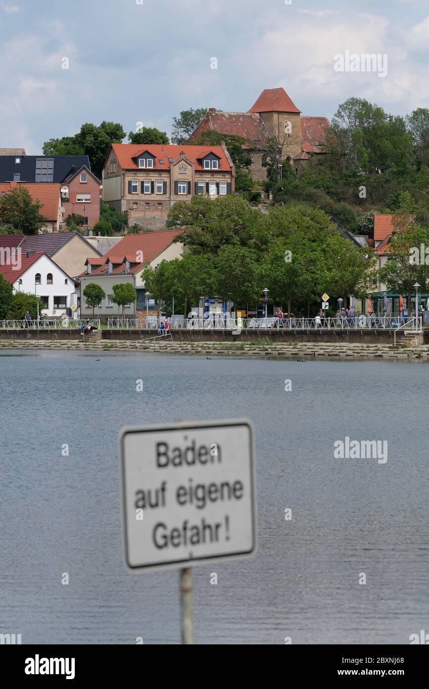 08 juin 2020, Saxe-Anhalt, Seeburg: Un panneau avec l'inscription "baignade à vos risques" se dresse sur la rive du lac doux au bord des terrasses du lac Seeburg. Cette zone de baignade a été critiquée dans le rapport annuel sur les eaux de baignade. Si vous êtes à la recherche de refroidissement au large des lacs, rivières et côtes allemands cet été, vous pouvez vous attendre à une excellente qualité de l'eau principalement. Seulement huit des 2291 sites de baignade allemands étudiés ont échoué cette fois dans l'évaluation annuelle parce que trop de bactéries douteuses ont été découvertes dans l'eau. Photo: Sebastian Willnow/dpa-Zentralbild/dpa Banque D'Images