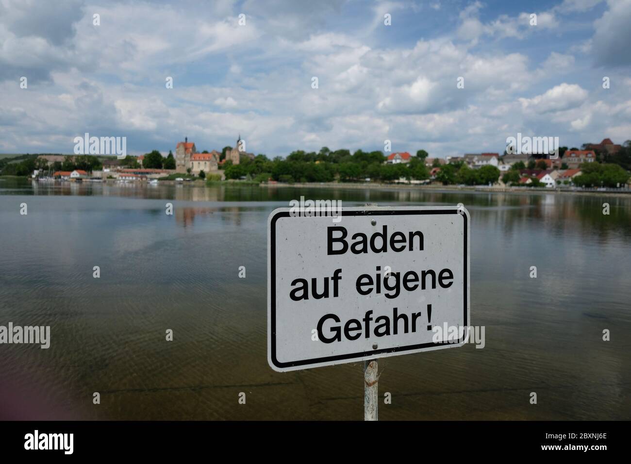 08 juin 2020, Saxe-Anhalt, Seeburg: Un panneau avec l'inscription "baignade à vos risques" se dresse sur la rive du lac doux au bord des terrasses du lac Seeburg. Cette zone de baignade a été critiquée dans le rapport annuel sur les eaux de baignade. Si vous êtes à la recherche de refroidissement au large des lacs, rivières et côtes allemands cet été, vous pouvez vous attendre à une excellente qualité de l'eau principalement. Seulement huit des 2291 sites de baignade allemands étudiés ont échoué cette fois dans l'évaluation annuelle parce que trop de bactéries douteuses ont été découvertes dans l'eau. Photo: Sebastian Willnow/dpa-Zentralbild/dpa Banque D'Images