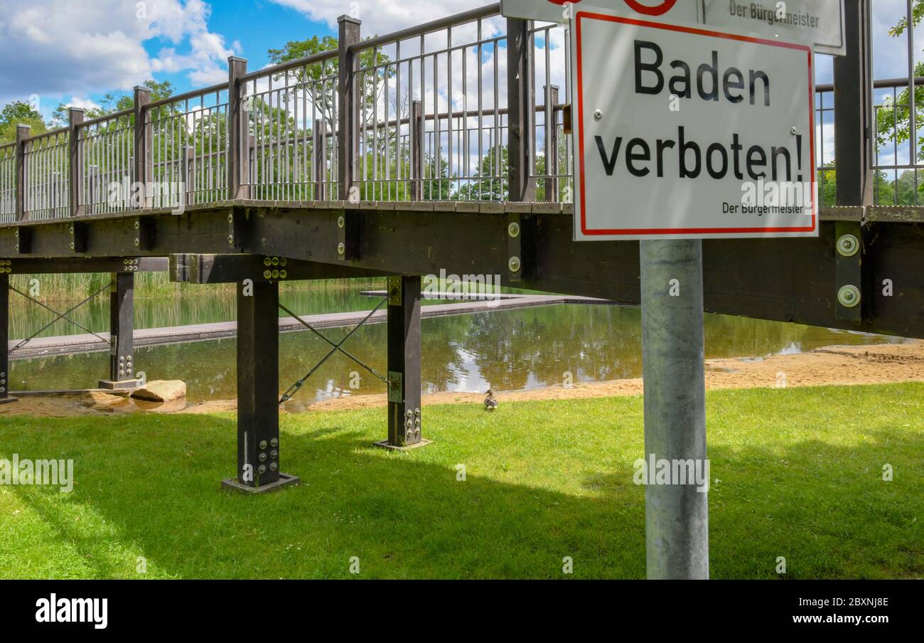 08 juin 2020, Brandebourg, Lübben: Un signe avec l'inscription 'pas de baignade! Le Bürgermeister se trouve devant la zone de baignade 'Spreelagune Lübben'. Cette baignade a échoué cette année à un test récent de la qualité de l'eau des lacs et des rivières. Celui qui est à la recherche de se rafraîchir dans les lacs, les rivières et les côtes allemands cet été peut se réjouit à la recherche d'une qualité d'eau principalement excellente. Seuls huit des 2291 sites de baignade allemands étudiés ont échoué cette année à l'évaluation annuelle car trop de bactéries douteuses avaient été découvertes dans l'eau. Photo: Patrick Pleul/dpa-Zentralbild/ZB Banque D'Images