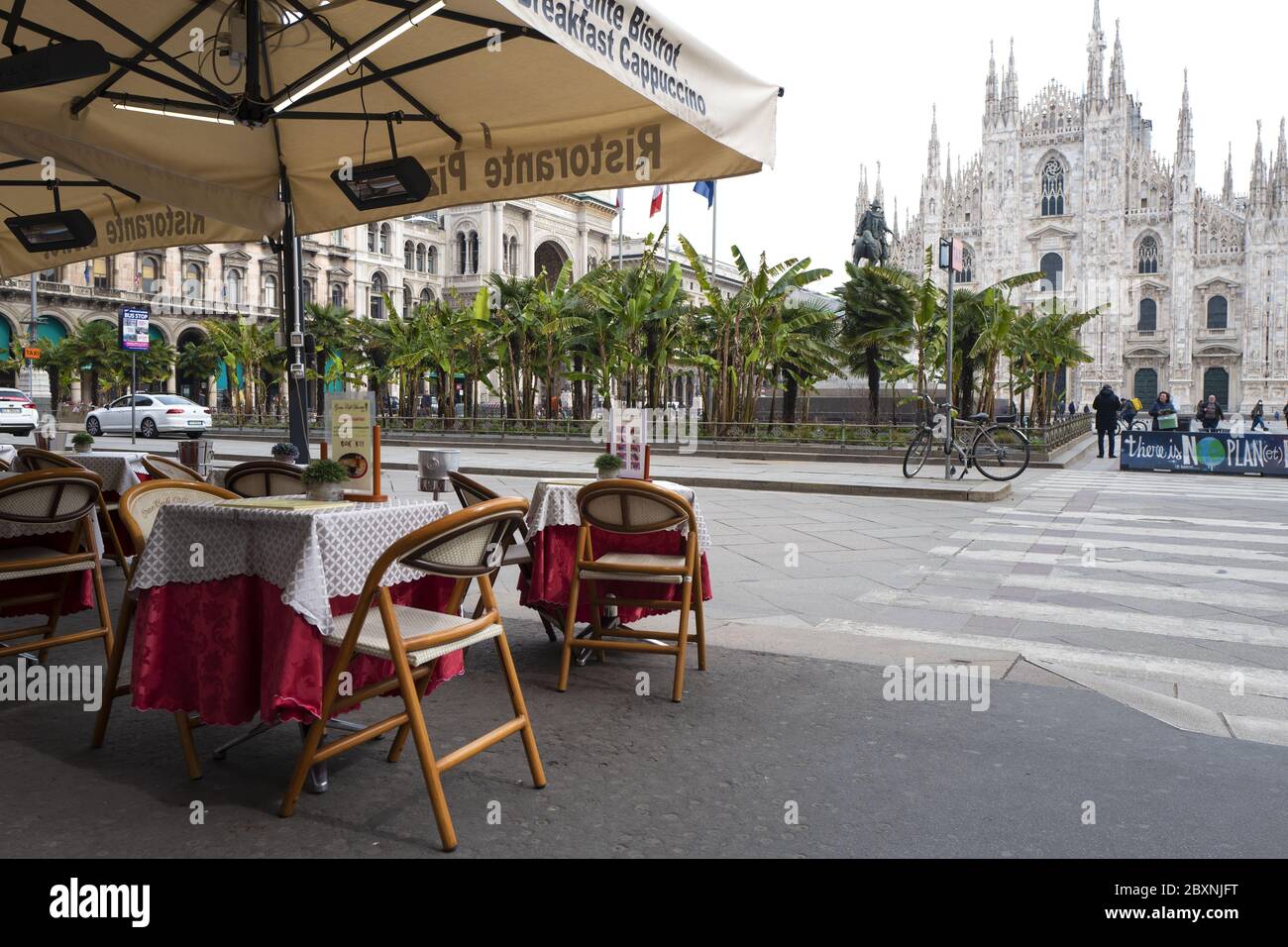 Le café restaurant vide de la place Duomo, pendant le confinement dû à l'urgence Covid-19, à Milan, italie. Banque D'Images