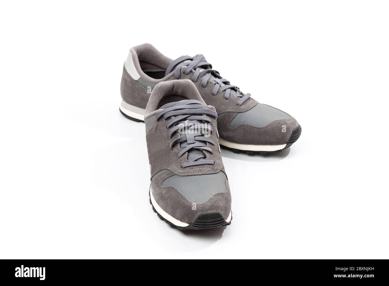 Les chaussures de sport sont des chaussures principalement conçues pour le sport ou d'autres formes d'exercice physique. Les baskets ont évolué pour être utilisées pour le style décontracté Everyda Banque D'Images