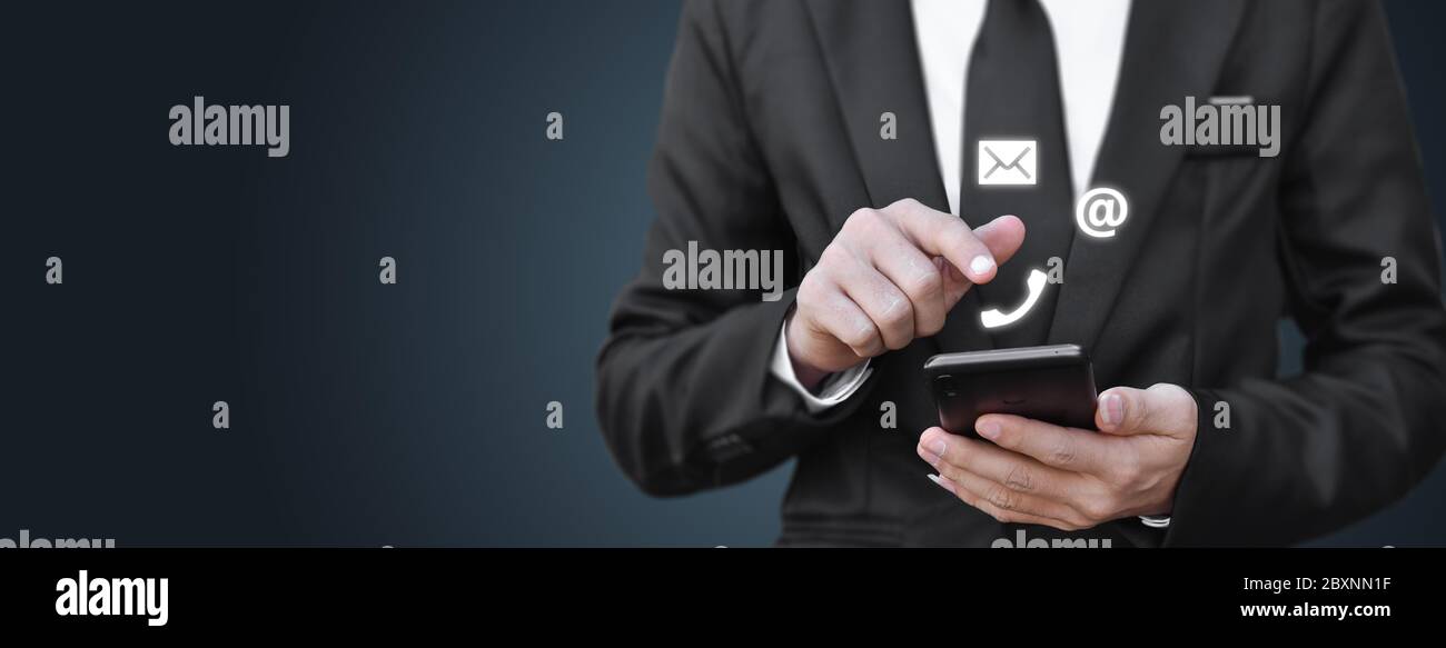 Homme d'affaires utilisant un smartphone avec icône (téléphone mobile, e-mail, adresse), espace de copie. Concept de service à la clientèle centre d'appels contact. Contact informaa Banque D'Images