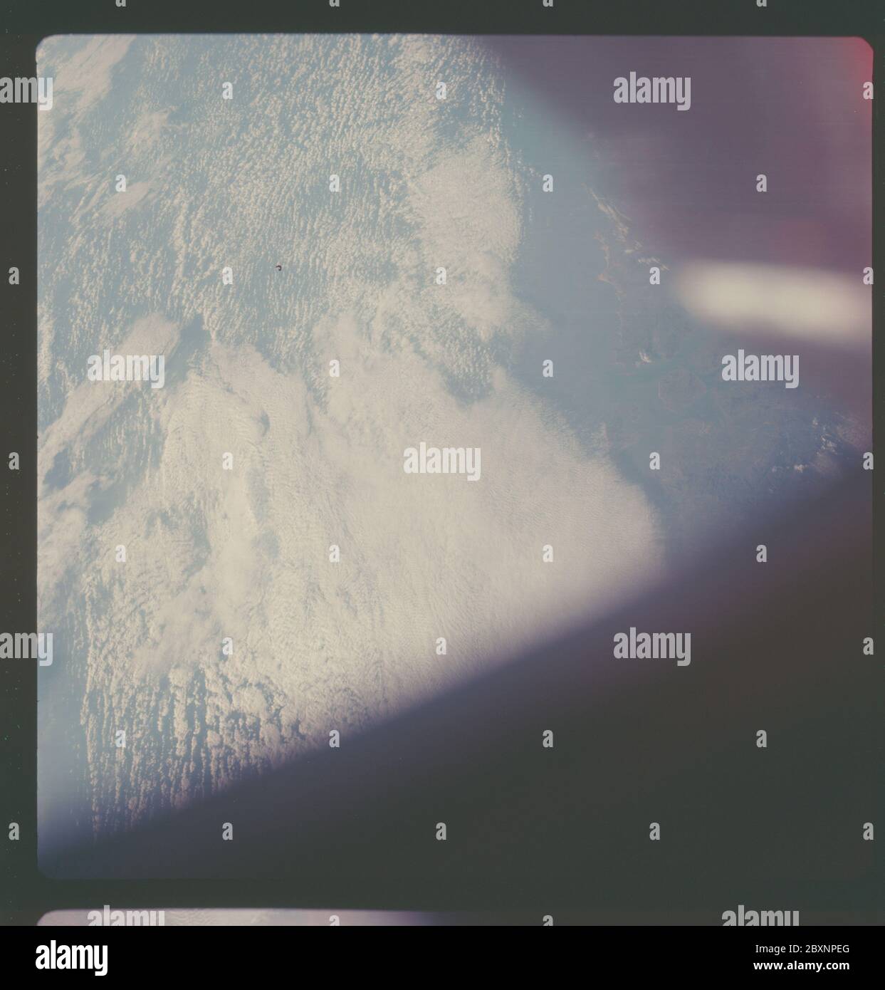 AS07-05-1655 - Apollo 7 - Mission Apollo 7, côte chinoise près de Quemoy Island; portée et contenu: La base de données originale décrit ceci comme: Description: Apollo 7, côte chinoise près de Quemoy Island. Oblique bas. Couverture du Cloud 70 %. Latitude : altitude : 131 miles. 118 degrés,00' Nord,Longitude: 99 degrés 17' est. Le magazine original a été étiqueté Q. données de l'appareil photo: Hasselblad 500-C; objectif: Zeiss Planar,F/2.8,80mm; Type de film: Kodak SO-121,Aerial EKTACHROME; filtre: WRATTEN 2A. Date du vol : du 11 au 12 octobre. 1968. Descripteurs : vol Apollo 7, observation de la Terre (depuis l'espace), Chine, Asie catégories : Terre Banque D'Images