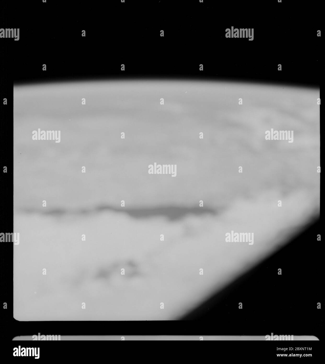 AS07-10-1958 - Apollo 7 - Apollo 7 Mission, Images non focalisées; portée et contenu: La base de données originale décrit ceci comme: Description: Apollo 7,images non focalisées de la Terre. Le magazine original a été étiqueté U. Camera Data: Hasselblad 500-C; Lens: Zeiss Planar,F/2.8,80mm; Type de film: KODAK 3400,Aerial Panatomic - X; Filter: Unknown. Date du vol : du 11 au 12 octobre. 1968. Descripteurs : Apollo 7 vol Original: Film - 70MM B&W Interior Exterior: Exterior Ground Orbit: On-Orbit; 1967 – 1972; Banque D'Images