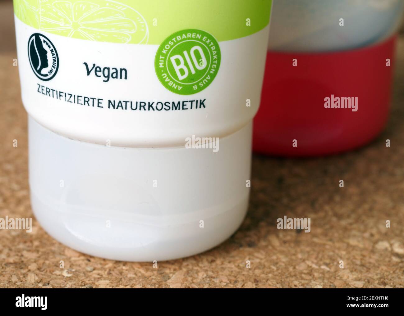 Berlin, Allemagne. 10 mai 2020. Les indications 'Vega', 'Organic' et 'Certified Natural Cosmetics' sont écrites sur un tube cosmétique. Credit: Soeren Stache/dpa-Zentralbild/ZB/dpa/Alay Live News Banque D'Images