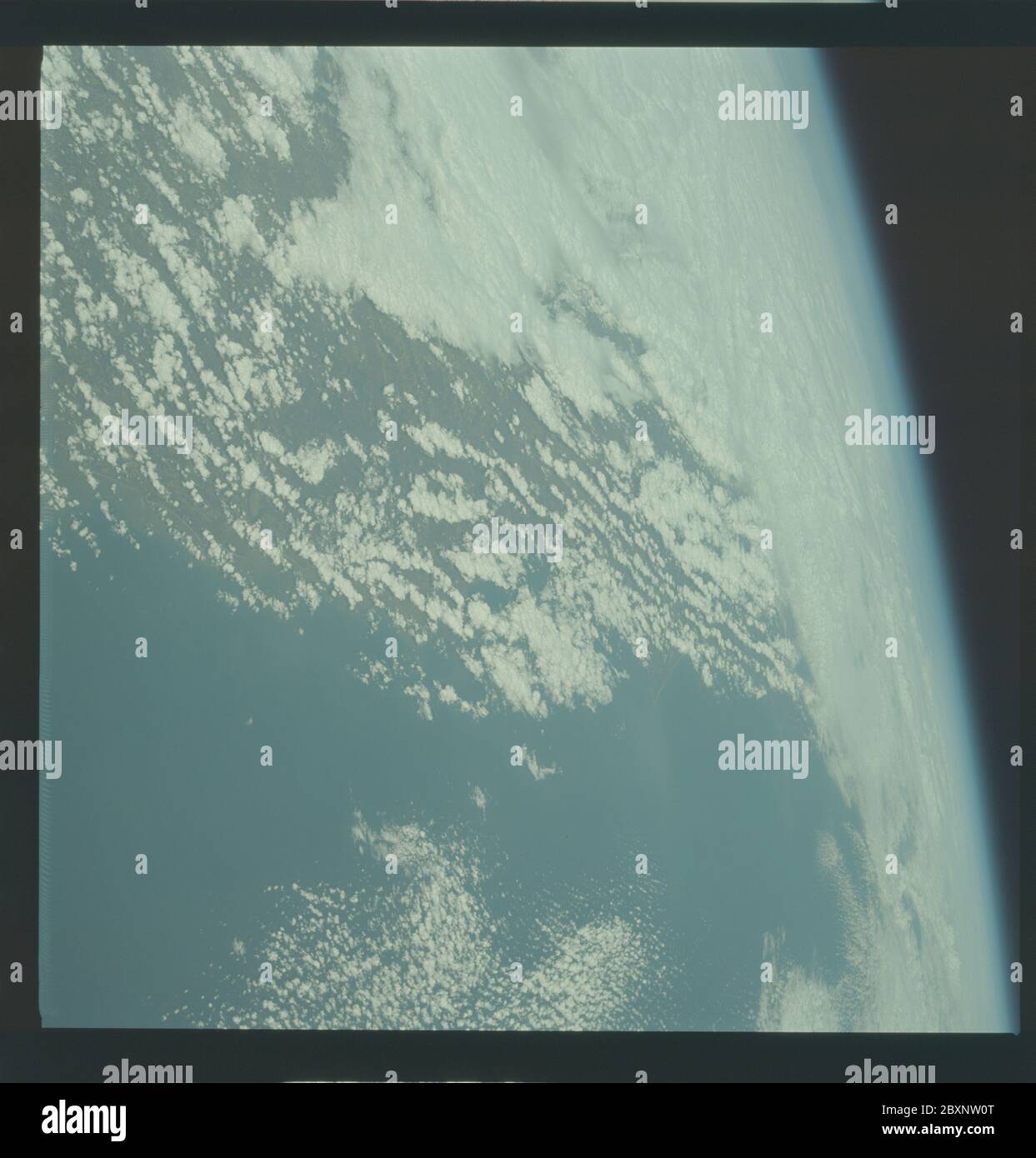 AS09-22-3456 - Apollo 9 - Apollo 9 image de la mission - observation de la Terre - côte est des Etats-Unis; portée et contenu: La base de données originale décrit ceci comme: Description: Observation de la Terre oblique prise par l'équipage Apollo 9. Vue sur la côte est des États-Unis, de Savannah à Cape Hatteras. Le magazine film était C, le type de film était SO-368 EKTACHROME avec 0.460 - 0.710 micromètres de réponse de transmission film / filtre et filtre de brume, objectif de 80 mm. La latitude était de 30.17 N par Longitude 78.54 W, le chevauchement était de 0 %, les milles d'altitude étaient de 103 et la couverture nuageuse était de 60 %. Descripteurs : vol Apollo 9, observation de la Terre (depuis l'espace Banque D'Images