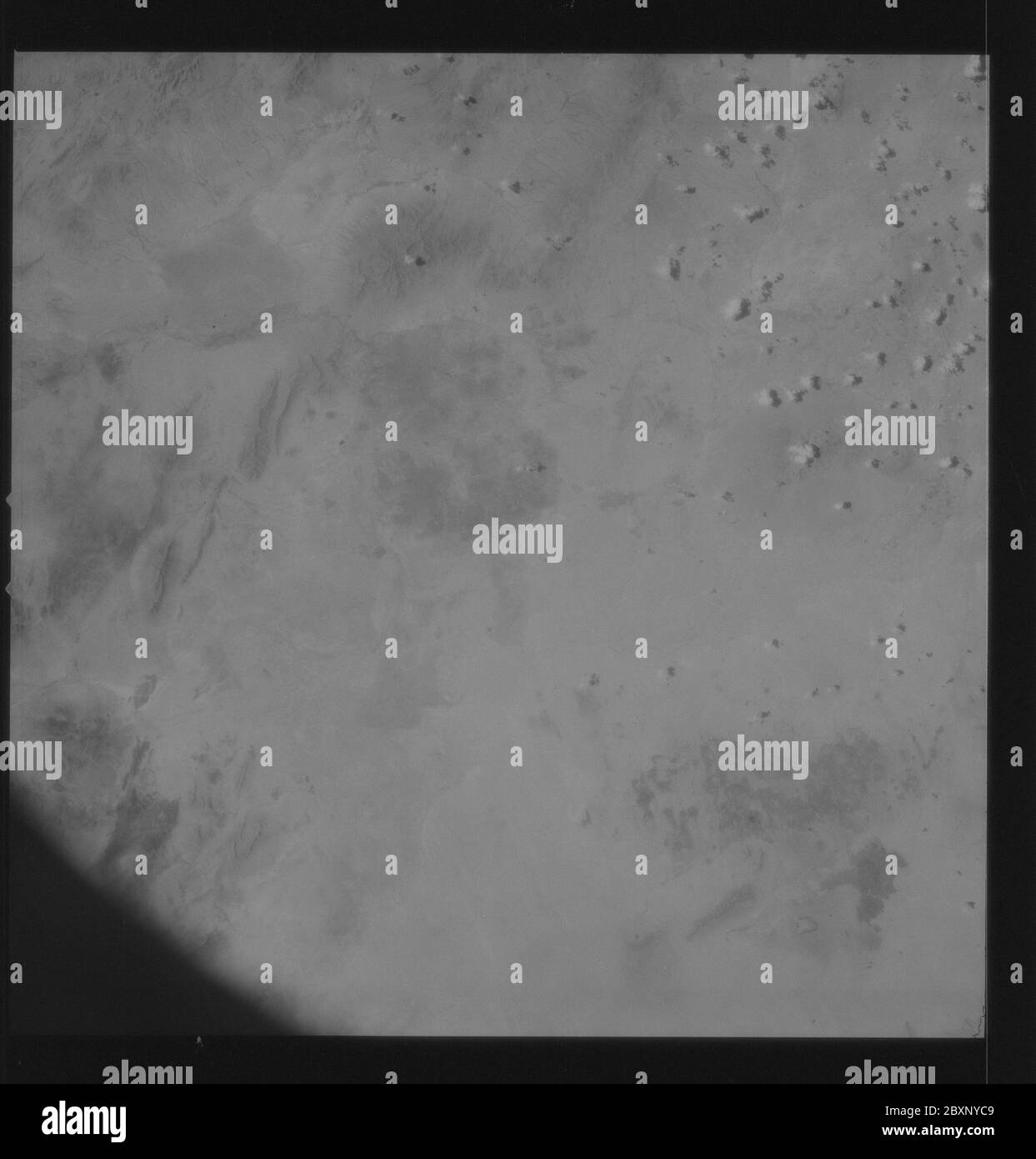 AS09-26C-3757C - Apollo 9 - Apollo 9 image de mission - S0-65 Photographie multispectrale - Nouveau-Mexique; portée et contenu: La base de données originale décrit ceci comme: Description: Observation de la Terre prise par l'équipage Apollo 9. La vue est de la région au sud-ouest de Deming au Nouveau-Mexique. La latitude était de 31.53 N par Longitude 108.00 W, le chevauchement était de 70 %, les milles d'altitude étaient de 103 et la couverture nuageuse était de 2 %. Cette imagerie a été prise dans le cadre de l'expérience S0-65 de la NASA intitulée «Photographie de terrain à spectre de mesure». L'expérience permet de réaliser simultanément des photographies par satellite de la surface de la Terre dans trois bandes spectrales distinctes. Le phot Banque D'Images