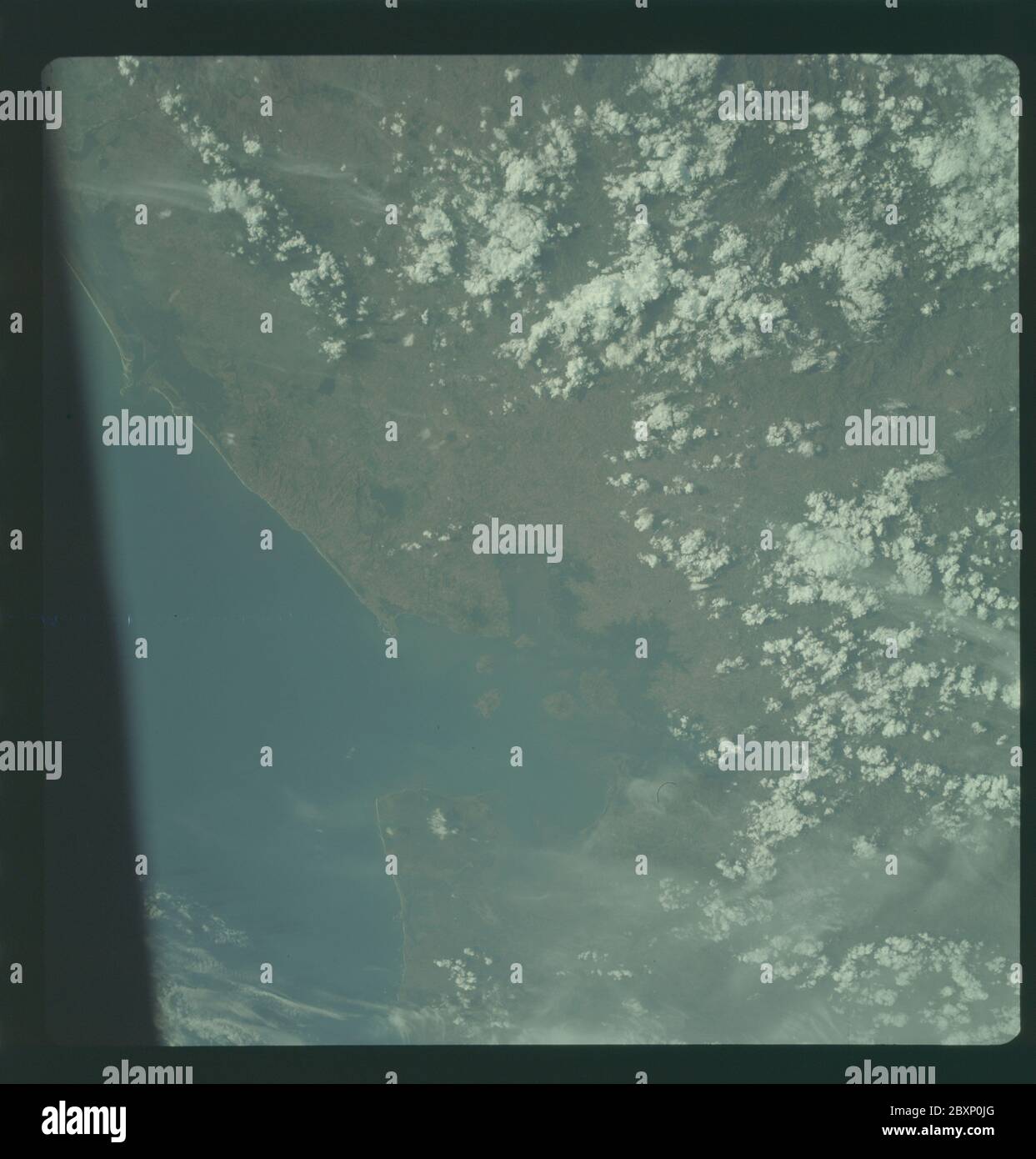AS09-25-3691 - Apollo 9 - Mission Apollo 9 image - observation de la Terre - El Salvador, Honduras, Nicaragua; portée et contenu: La base de données originale décrit ceci comme: Description: Observation verticale de la Terre prise par l'équipage Apollo 9. View est d'El Salvador, du Honduras, du Nicaragua et de la baie de San Lorenzo. Le magazine film était G, le type de film était SO-368 EKTACHROME avec 0.460 - 0.710 micromètres de réponse de transmission film / filtre et filtre de brume, objectif de 80 mm. La latitude était de 13.20 N par Longitude 87.15 W, le chevauchement était de 0 %, les milles d'altitude étaient de 118 et la couverture nuageuse était de 30 %. Descripteurs : vol Apollo 9, Eart Banque D'Images