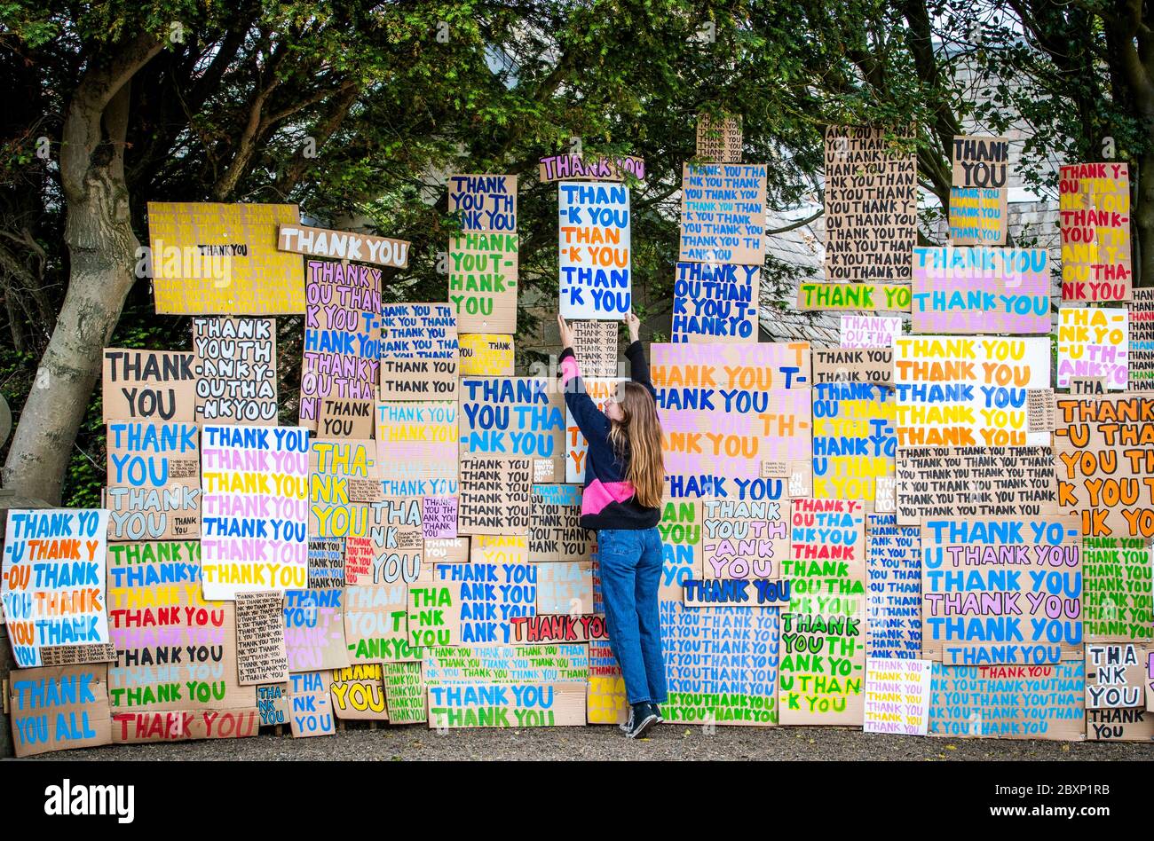 Hermione Wilson aide à installer une nouvelle œuvre d'art à Jupiter Artland, Édimbourg, créée en hommage au NHS, intitulée « A Thousand Thank yous », initialement conçue par le regretté Allan Kaprow, qui se compose de messages peints en couleurs sur carton et qui a été dirigée à distance par l'artiste londonien Peter Liversidge. Banque D'Images