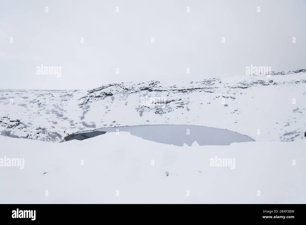 Cratère du volcan Kerid pendant l'hiver la neige en Islande Banque D'Images