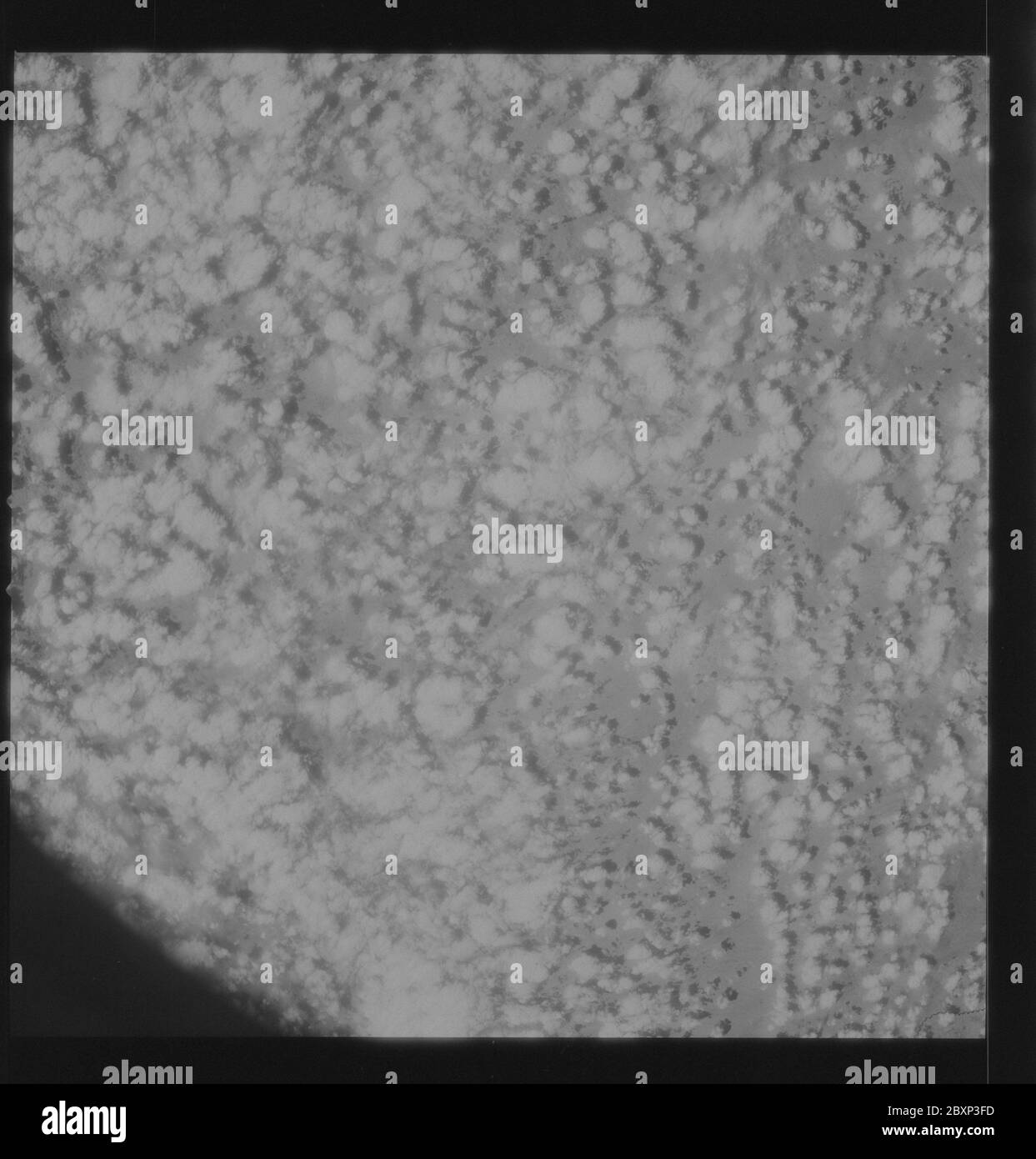 AS09-26C-3713C - Apollo 9 - Apollo 9 image de la mission - S0-65 Photographie multispectrale - frontière du Nouveau-Mexique et du Mexique; portée et contenu: La base de données originale décrit ceci comme: Description: Observation de la Terre effectuée par l'équipage Apollo 9. View est de la frontière du Nouveau-Mexique et du Mexique au sud de Deming. La latitude était de 31.43 N par Longitude 108.18 W, le chevauchement était de 80 %, les milles d'altitude étaient de 105 et la couverture nuageuse était de 80 %. Cette imagerie a été prise dans le cadre de l'expérience S0-65 de la NASA intitulée «Photographie de terrain à spectre de mesure». L'expérience permet la photographie satellite simultanée de la surface de la Terre en trois dés Banque D'Images
