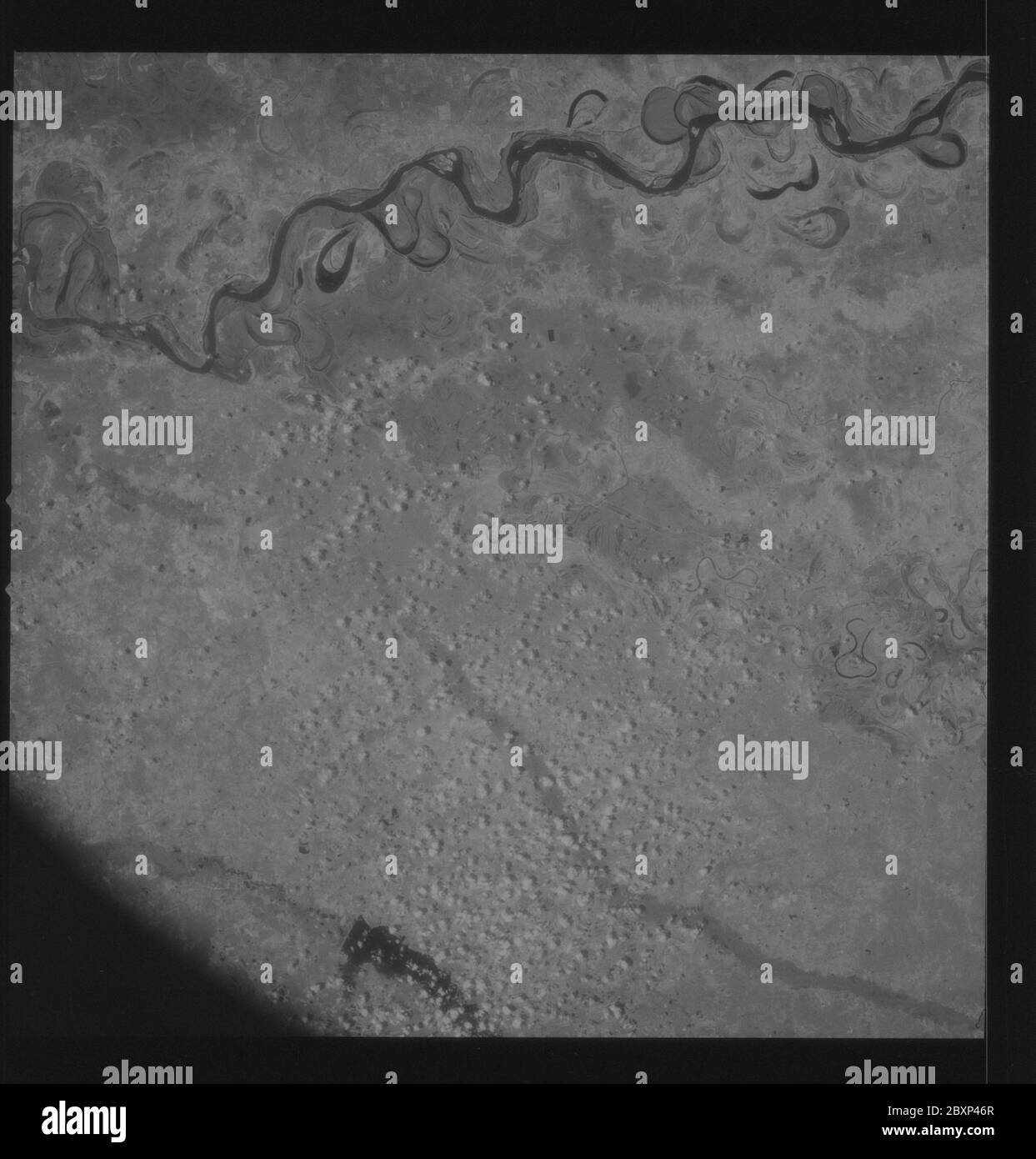 AS09-26C-3742C - Apollo 9 - Apollo 9 image de la mission - S0-65 Photographie multispectrale - Mississipppis; portée et contenu: La base de données originale décrit ceci comme: Description: Observation de la Terre prise par l'équipage Apollo 9. Vue sur Vicksburg, Mississippi Valley et Greenville Bend et Jackson dans le Mississippi. La latitude était de 32.38 N par Longitude 90.34 W, le chevauchement était de 60 %, les milles d'altitude étaient de 105 et la couverture nuageuse était de 3 %. Cette imagerie a été prise dans le cadre de l'expérience S0-65 de la NASA intitulée «Photographie de terrain à spectre de mesure». L'expérience permet de réaliser simultanément des photos satellites de la surface de la Terre dans Banque D'Images