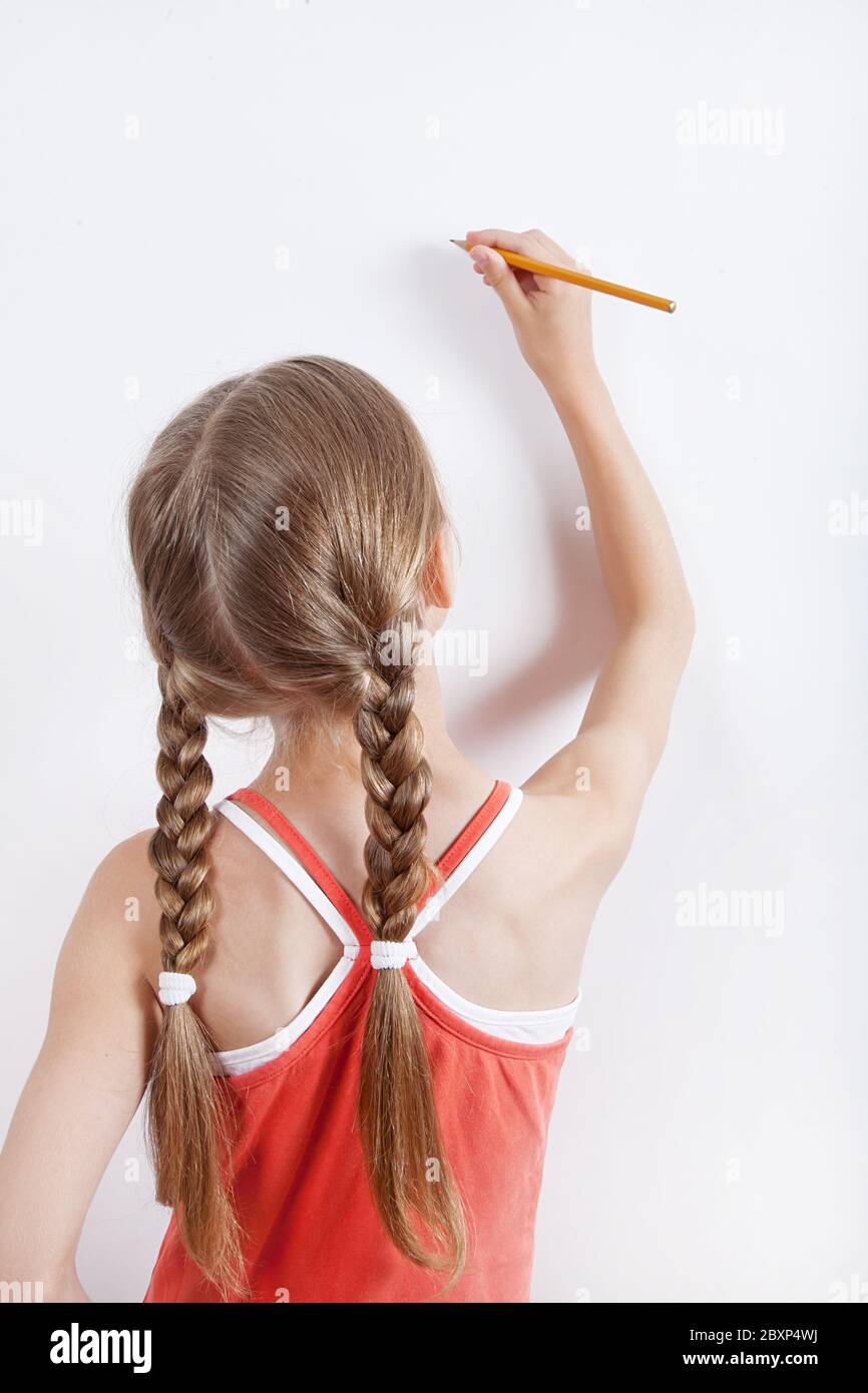 La fille avec des picots photographiée du dessin arrière avec un crayon sur un fond blanc Banque D'Images