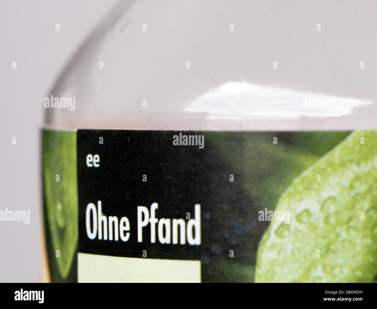 Berlin, Allemagne. 10 mai 2020. Les mots « aucun dépôt » sont inscrits sur l'étiquette d'une bouteille de jus. Credit: Soeren Stache/dpa-Zentralbild/ZB/dpa/Alay Live News Banque D'Images