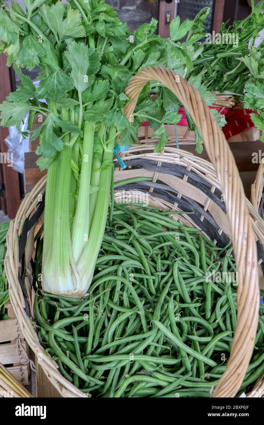 Gros plan de haricots verts et de céleri à vendre sur un marché de légumes Banque D'Images