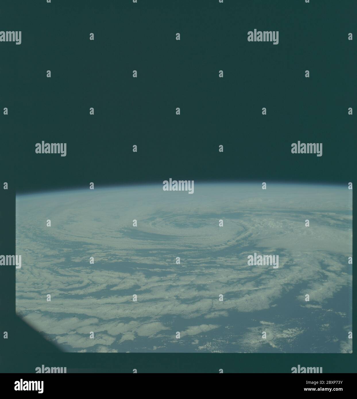 AS09-23-3593 - Apollo 9 - Apollo 9 image de la mission - observation de la Terre - modèle de nuage anticyclonique; portée et contenu: La base de données originale décrit ceci comme: Description: Observation de la Terre oblique prise par l'équipage Apollo 9. La vue est des modèles de nuage anticyclonique. Le magazine film était de type D, le type de film était SO-368 EKTACHROME avec 0.460 - 0.710 micromètres de réponse de transmission de film / filtre et filtre de brume, objectif de 80 mm. La latitude était de 31.45 N par Longitude 159.10 W, le chevauchement était de 100 %, les milles d'altitude étaient de 125 et la couverture nuageuse était de 100 %. Descripteurs : vol Apollo 9, observation de la Terre (depuis l'espace) Catégorie Banque D'Images