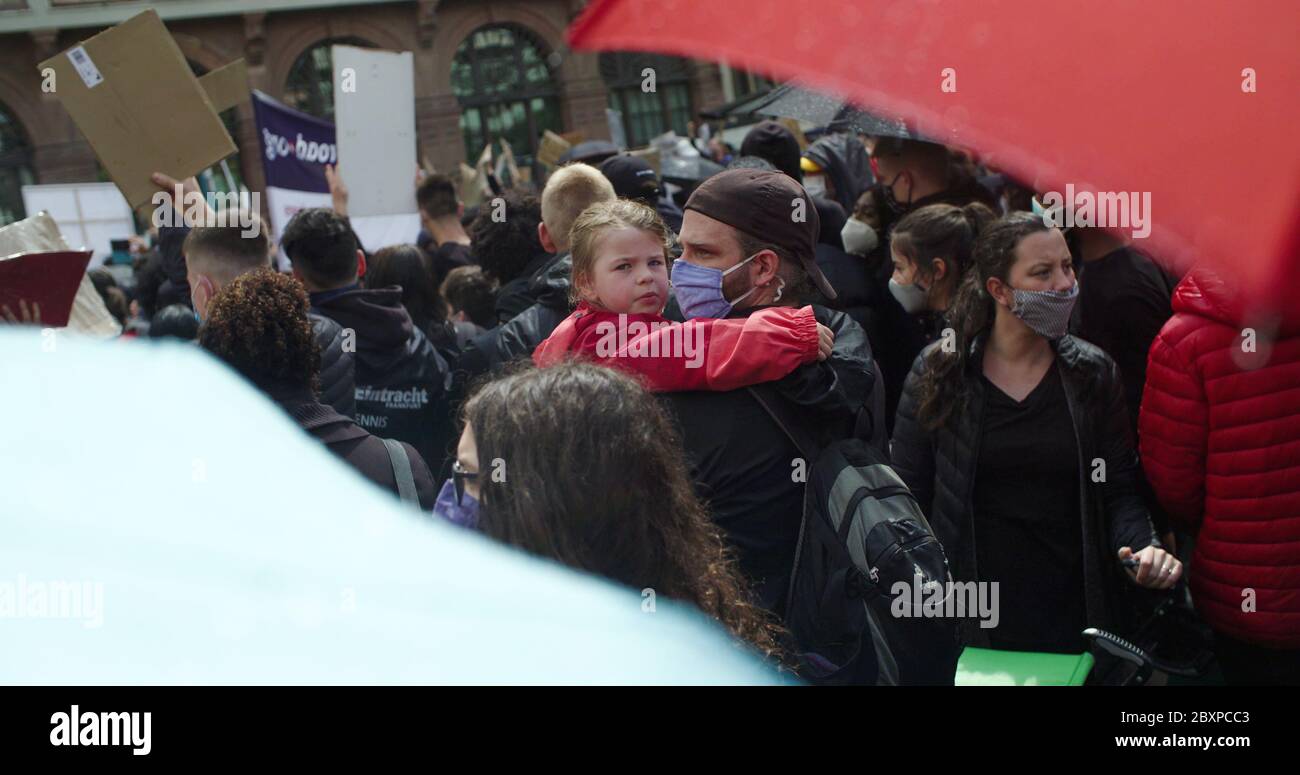 Black Lives Matter Rally, Francfort, Allemagne. 6 juin 2020. Père tenant un enfant pendant la manifestation. Banque D'Images