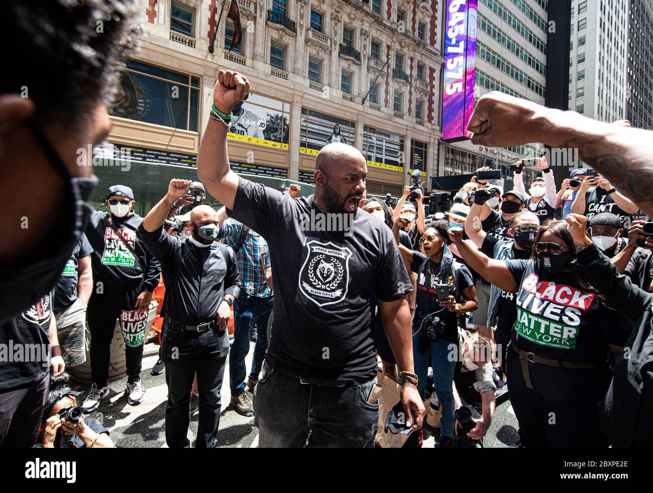 7 juin 2020, New York, New York, U. S. Hawk Newsome, président de Black Lives Matter of Greater New York, parle aux membres pour trouver une solution, telle qu'un plan â€˜, sur le logement noir, l'éducation noire, la libération noire, l'économie noire, Le nouveau deal noir vert. Â€ pendant le Blue Print Rally à Times Square à New York, New York. Des milliers de manifestants sont descendus dans les rues de New York pour le 11e jour de suite et à travers les États-Unis ainsi qu'une grande ville dans le monde entier au cours de la mort de George Floyd et d'autres fautes de police, des meurtres raciaux et des altercations contre African A Banque D'Images