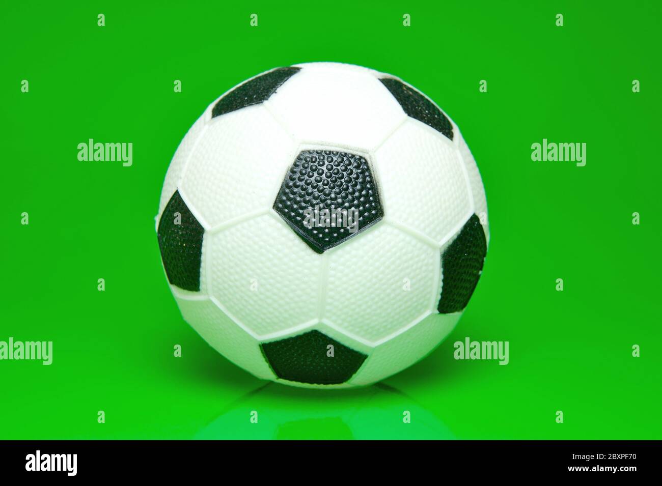 Un ballon de soccer isolé sur fond vert Banque D'Images