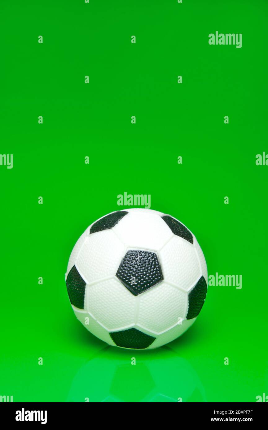 Un ballon de soccer isolé sur fond vert Banque D'Images
