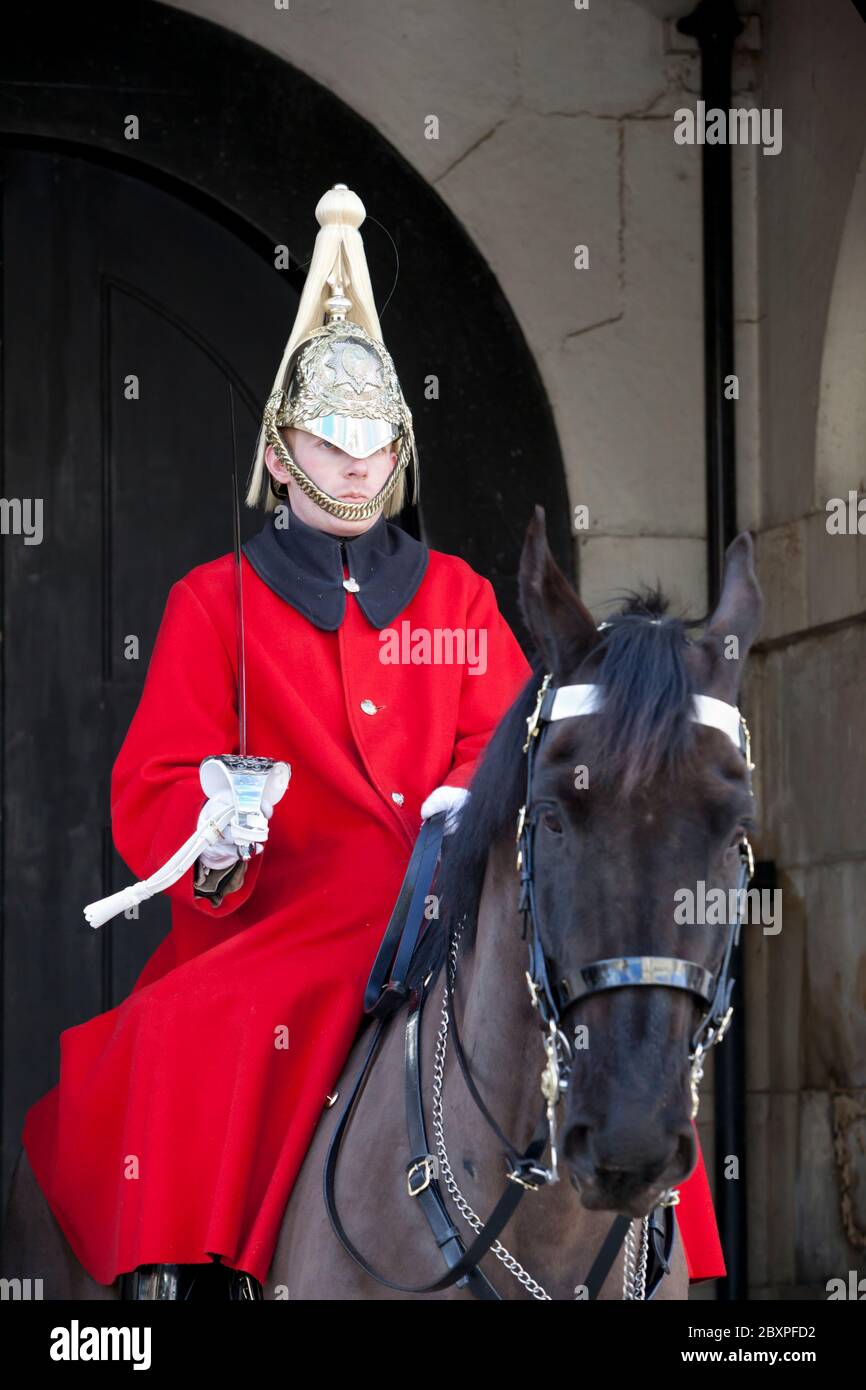 Garde de Cavalerie montée en manteau d'hiver à l'extérieur de l'entrée de Horseguards Parade le long de Whitehall, Londres, Royaume-Uni Banque D'Images