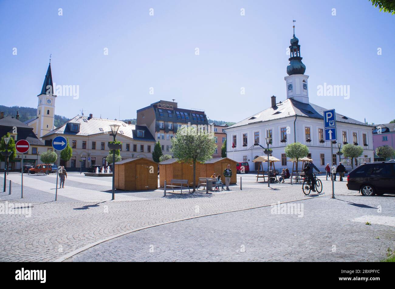 L'hôtel de ville de Jesenik sur la place Masaryk, Jesenik, région d'Olomouc, République tchèque, 31 mai 2020. Sur l'extrême gauche il y a la tour de l'Assomption de Marie C. Banque D'Images