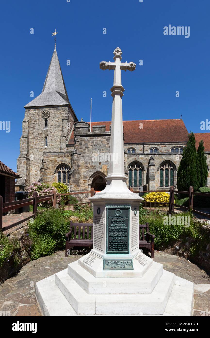 Eglise St Dunstan et mémorial de guerre, Mayfield, East Sussex, Angleterre, Royaume-Uni Banque D'Images