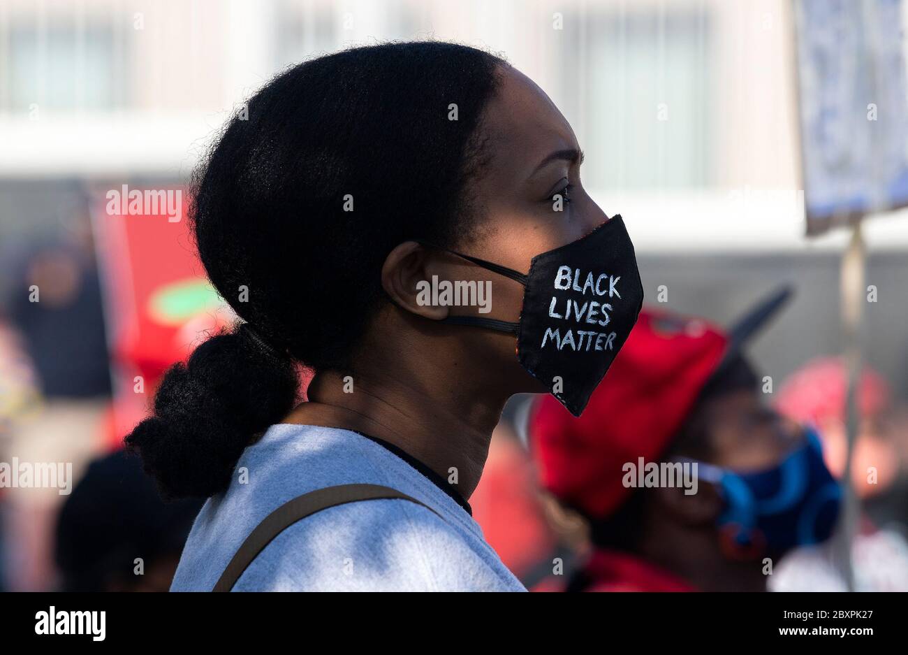 Johannesburg, Afrique du Sud. 8 juin 2020. Un manifestant porte un masque avec les mots « Black Lives Matter » lors d'une manifestation contre le racisme à Johannesburg, en Afrique du Sud, le 8 juin 2020. Lundi, des gens se sont joints à une manifestation contre le racisme à Johannesburg, déclenchée par le meurtre par la police américaine de George Floyd, un Afro-américain non armé. Crédit: Chen Cheng/Xinhua/Alay Live News Banque D'Images