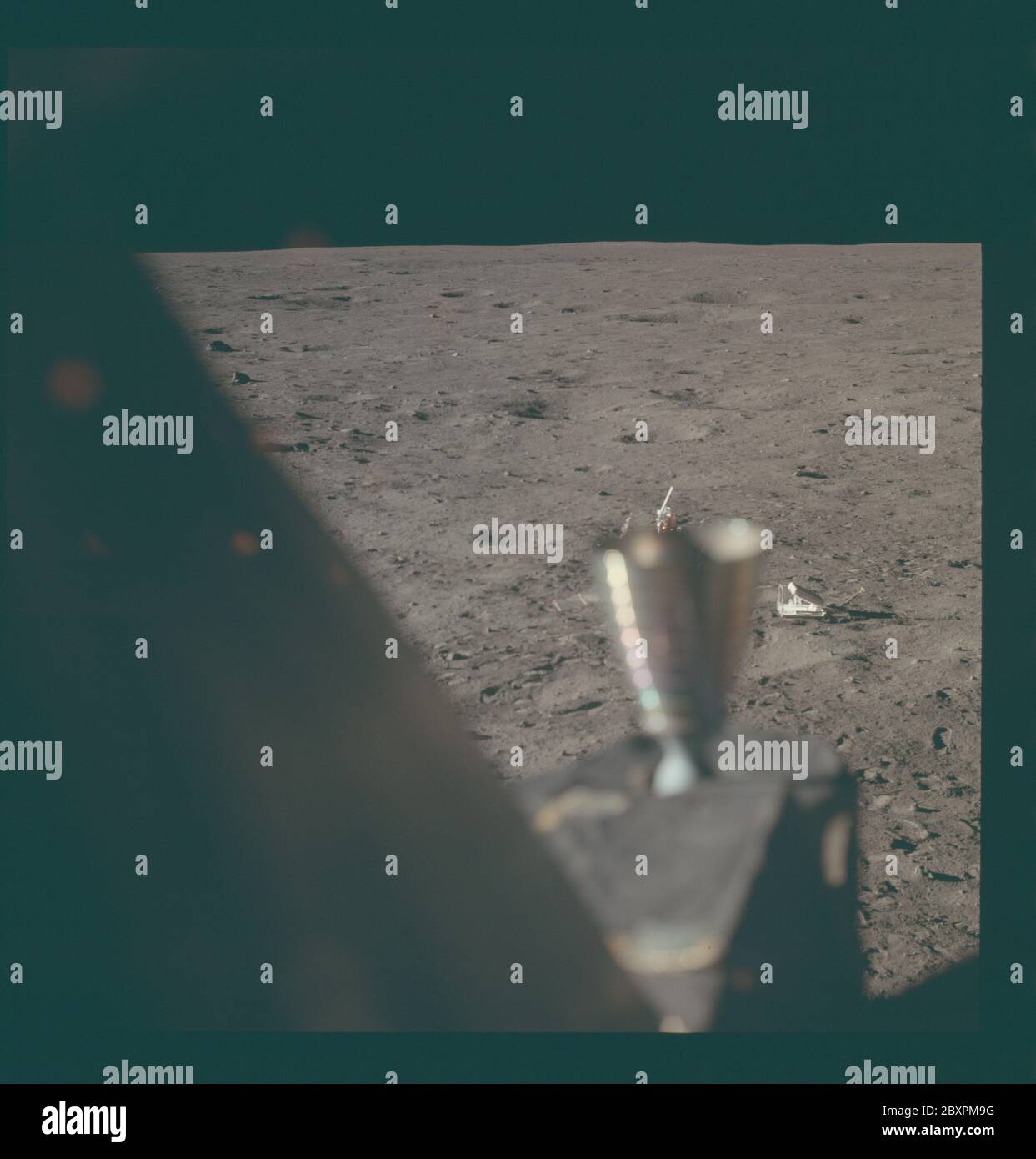 AS11-37-5499 - Apollo 11 - Apollo 11 image de la mission - horizon lunaire de la base de tranquilité; portée et contenu: La base de données originale décrit ceci comme: Description: Horizon lunaire de la base de tranquilité, le site d'atterrissage du module lunaire (LM). Le propulseur LM est visible au premier plan. Image prise de l'intérieur du LM pendant la mission Apollo 11. Le magazine original a été étiqueté R. Type de film : EKTACHROME EF SO 168 couleur sur une base en polyester Estar de 2.5 mil, prise avec un objectif de 80 mm. L'angle du soleil est faible. Inclinaison approximative : oblique moyen. Descripteurs : vol Apollo 11, Lune, sites d'atterrissage lunaire catégories : Luna Banque D'Images
