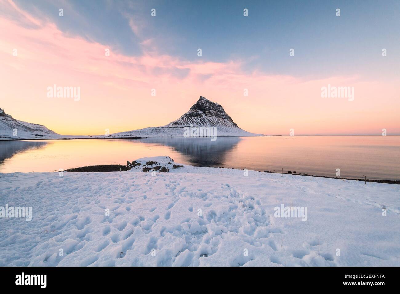 Kirkjufell vue pendant la neige d'hiver qui est une haute montagne sur la côte nord de la péninsule de Snaefellsnes en Islande, près de la ville de Grundarfjordur Banque D'Images