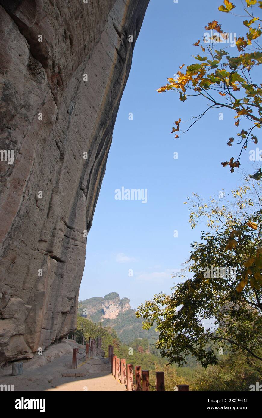 Wuyishan dans la province de Fujian, en Chine. Le chemin menant à Roaring Tiger Rock dans les montagnes Wuyi. Le chemin est coupé d'une falaise abrupte. Banque D'Images